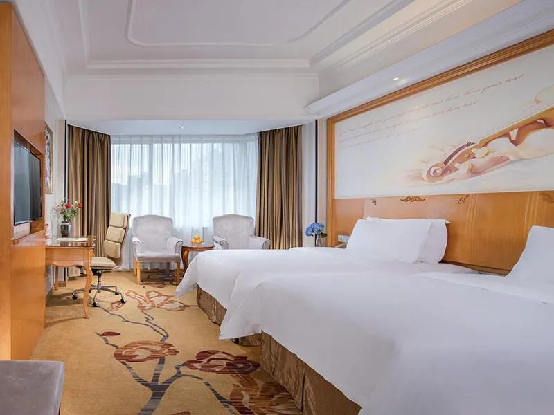 Bed in Vienna International Hotel Zhuhai Golden Phoenix
