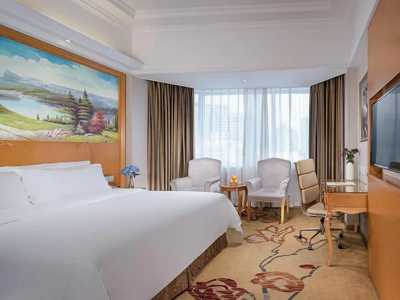 Bed in Vienna International Hotel Zhuhai Golden Phoenix