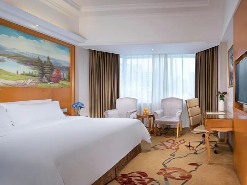 Bed in Vienna International Hotel Zhuhai Golden Phoenix