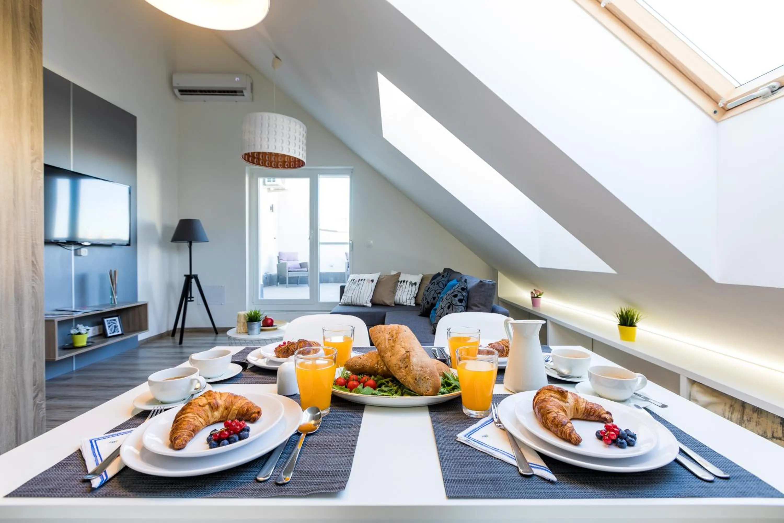 Dining area in Vagabond Corvin