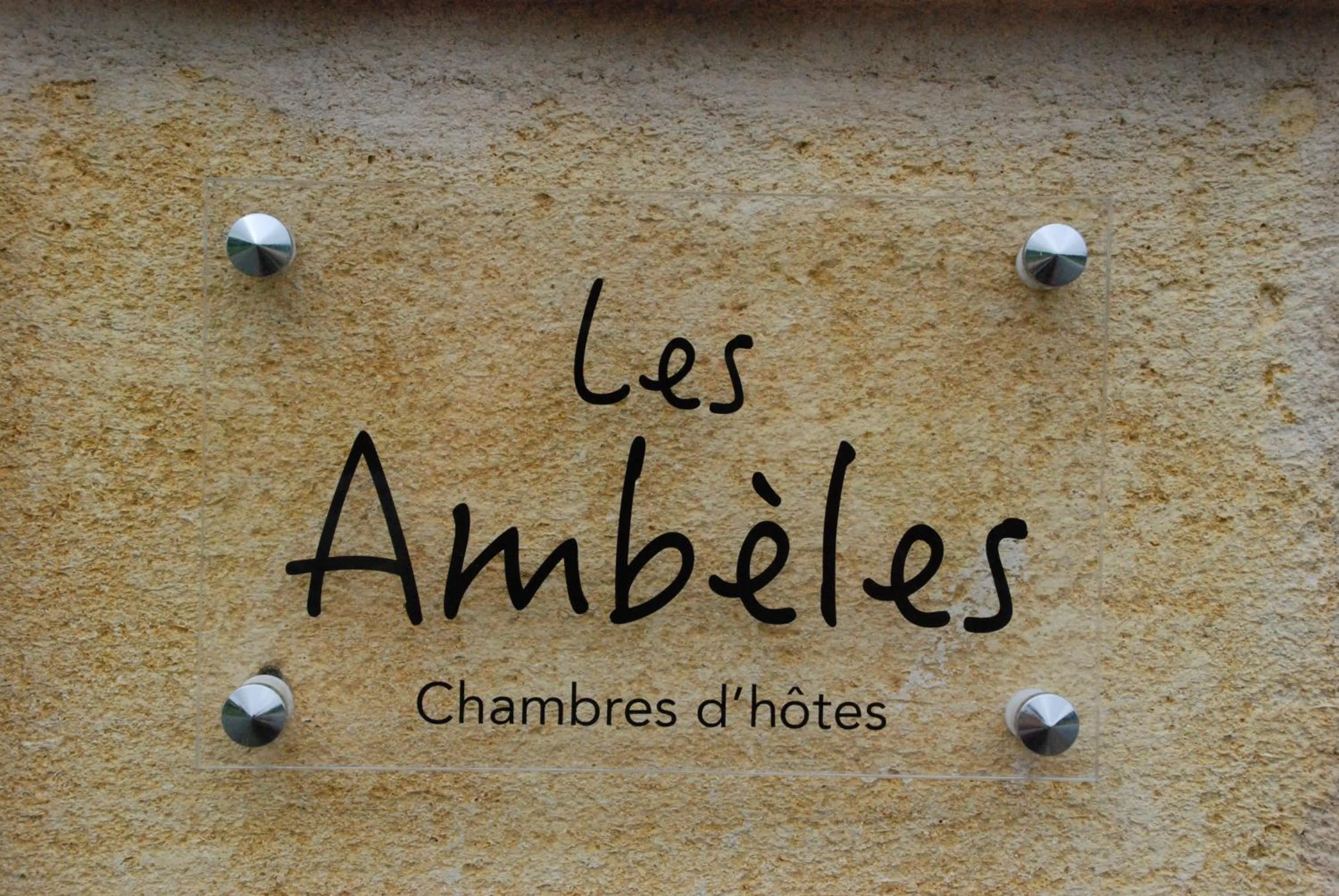 Text overlay in Les Ambèles