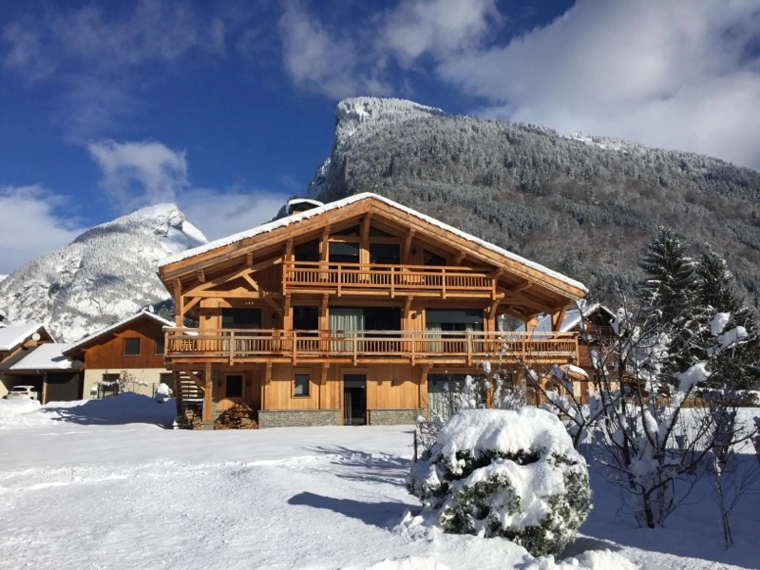 Property building in Chalet spacieux à Samoëns de 210 m² avec jacuzzi et jardin