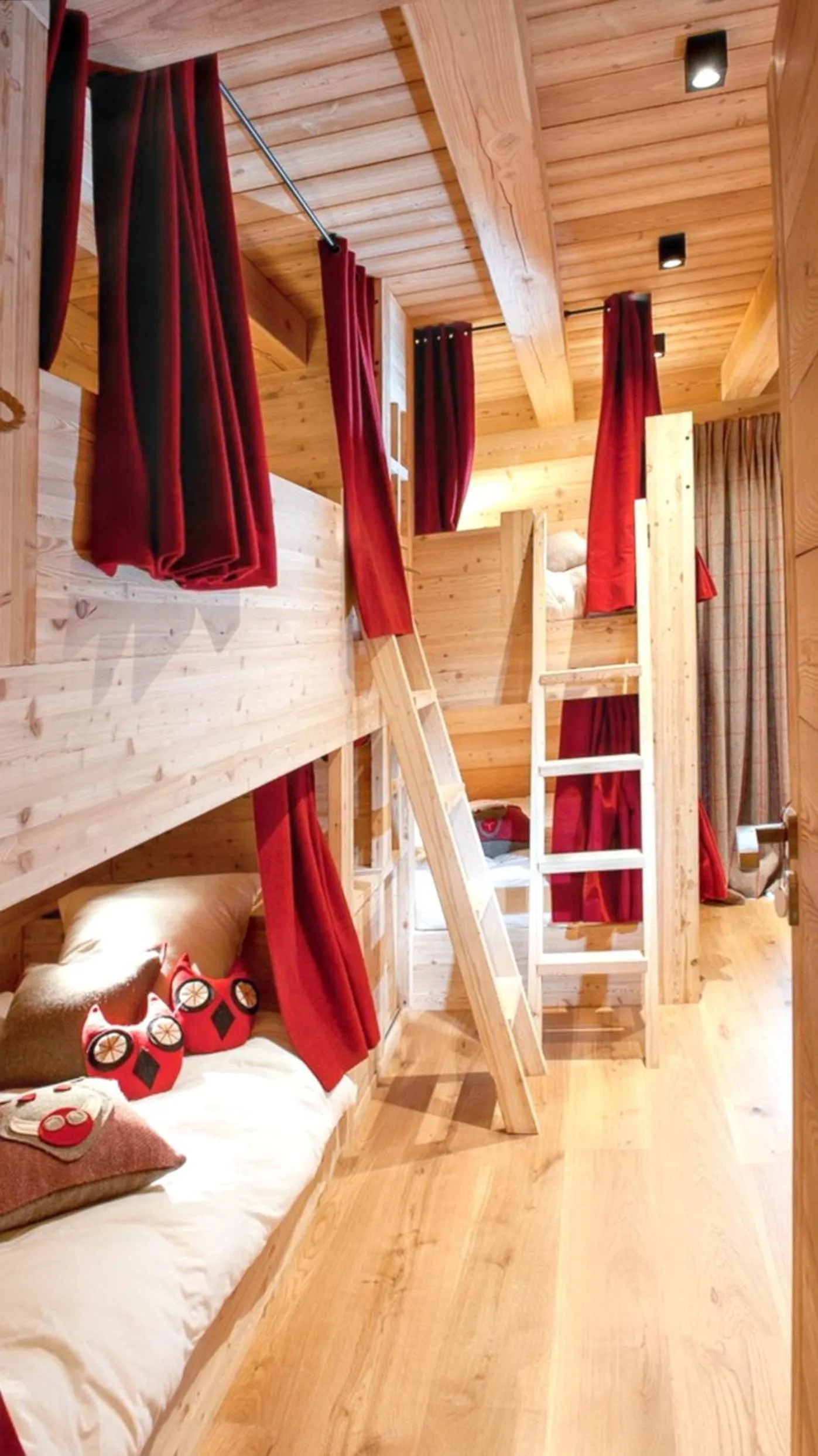 Photo of the whole room, Bed in Chalet spacieux à Samoëns de 210 m² avec jacuzzi et jardin