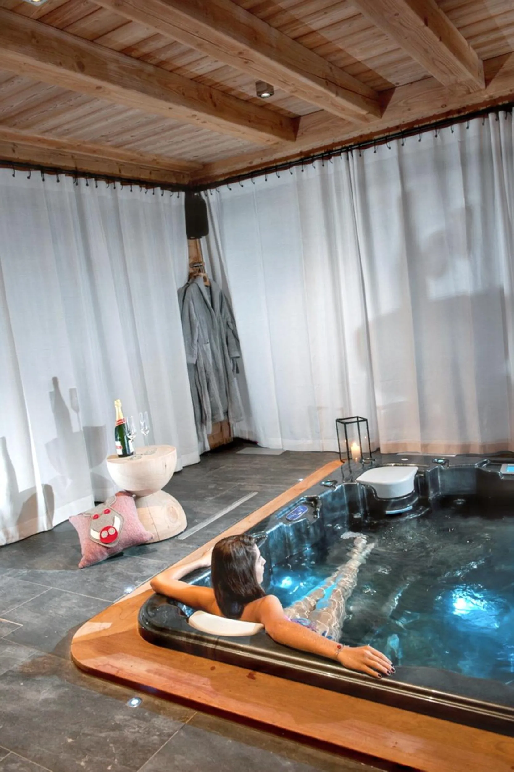 Spa and wellness centre/facilities in Chalet spacieux à Samoëns de 210 m² avec jacuzzi et jardin