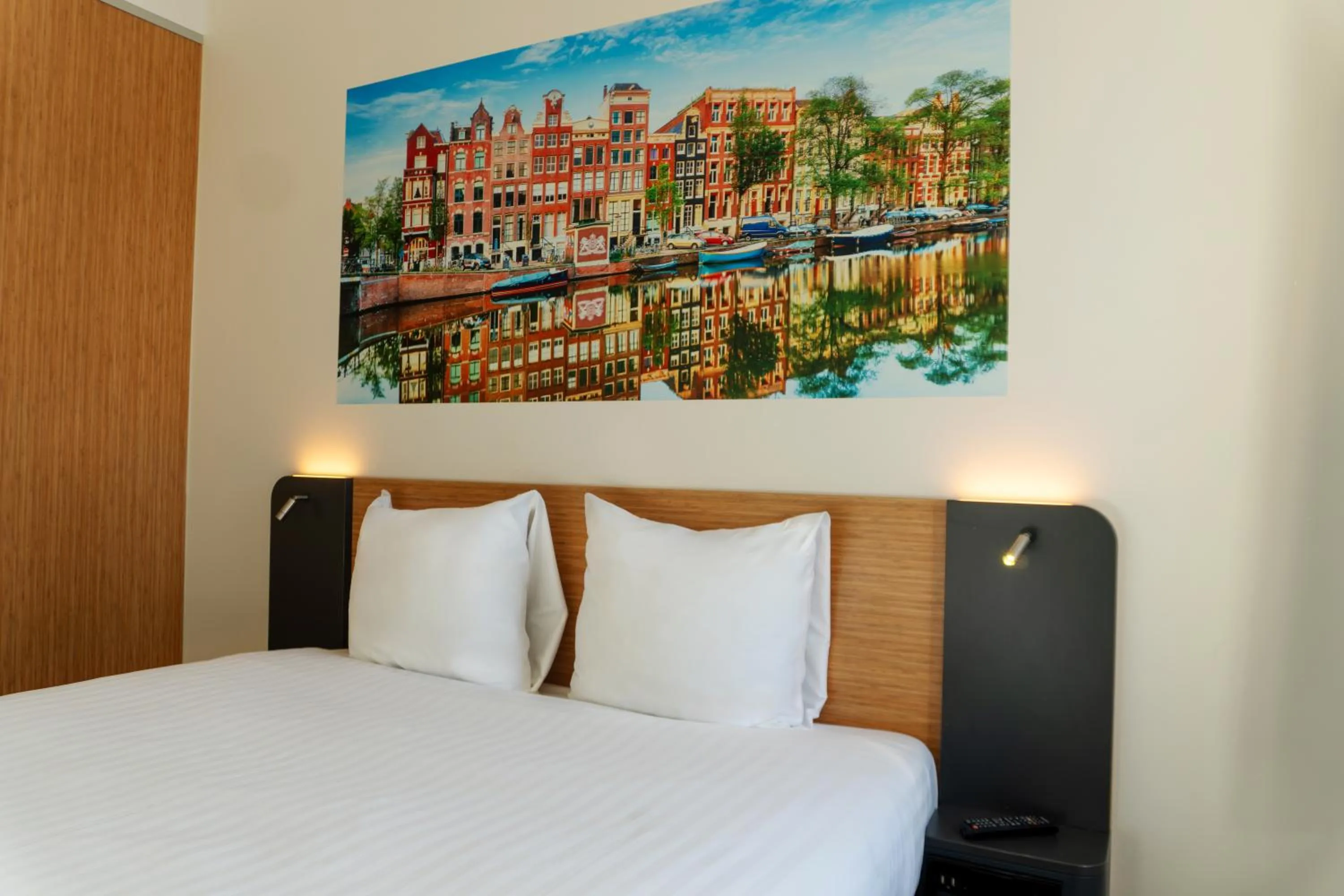 Bedroom, Bed in easyHotel Amsterdam Arena Boulevard