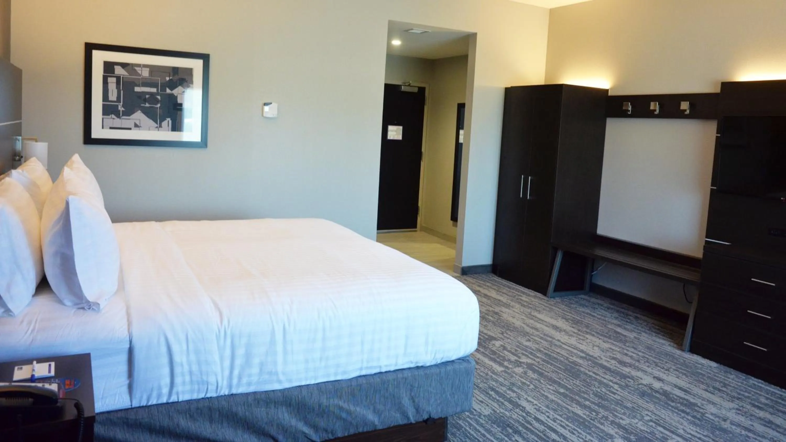 Photo of the whole room, Bed in Holiday Inn Express & Suites - Jacksonville W - I295 and I10 by IHG