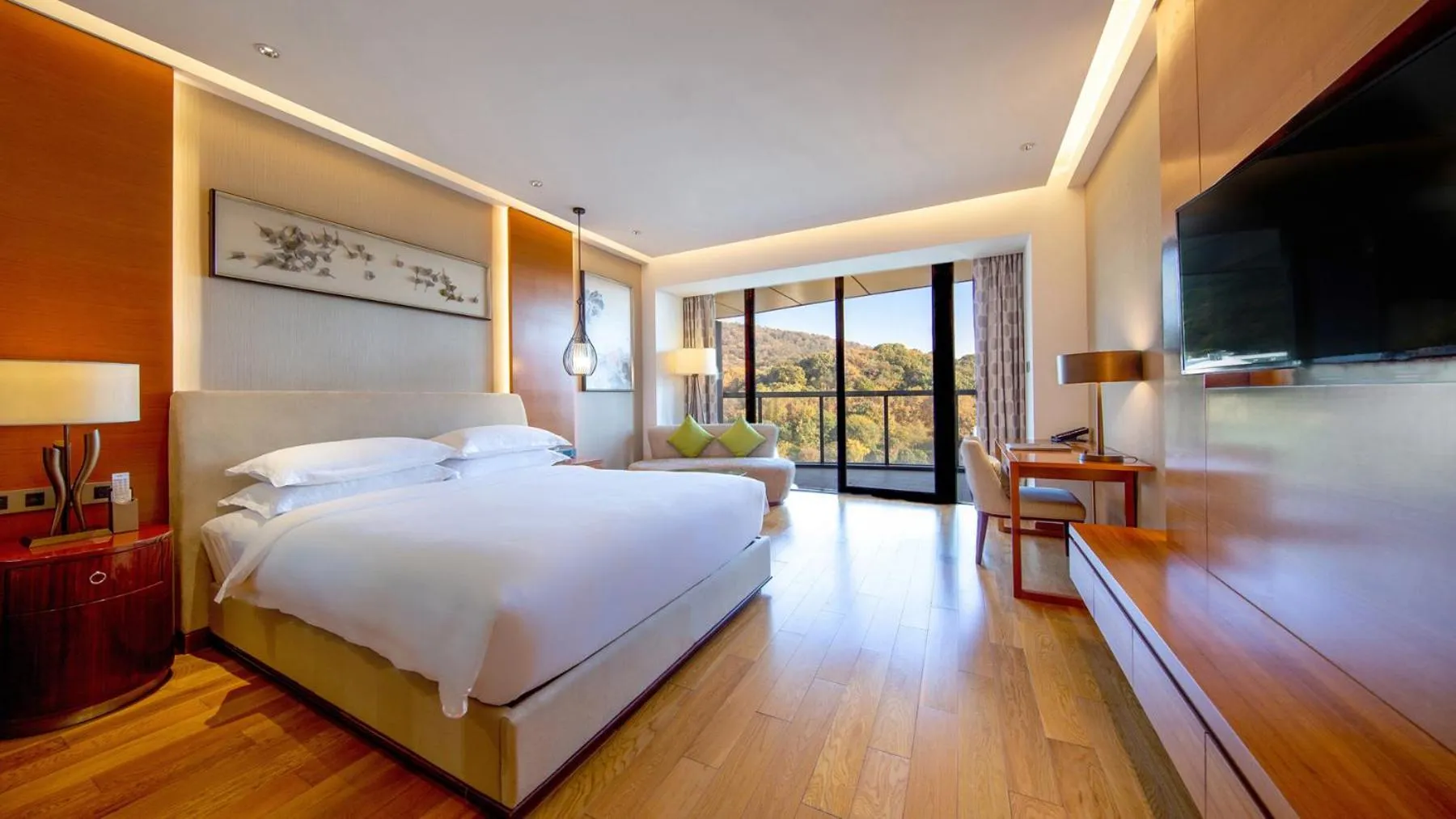 Bed in Holiday Inn Nanjing Xuanwu Lake by IHG