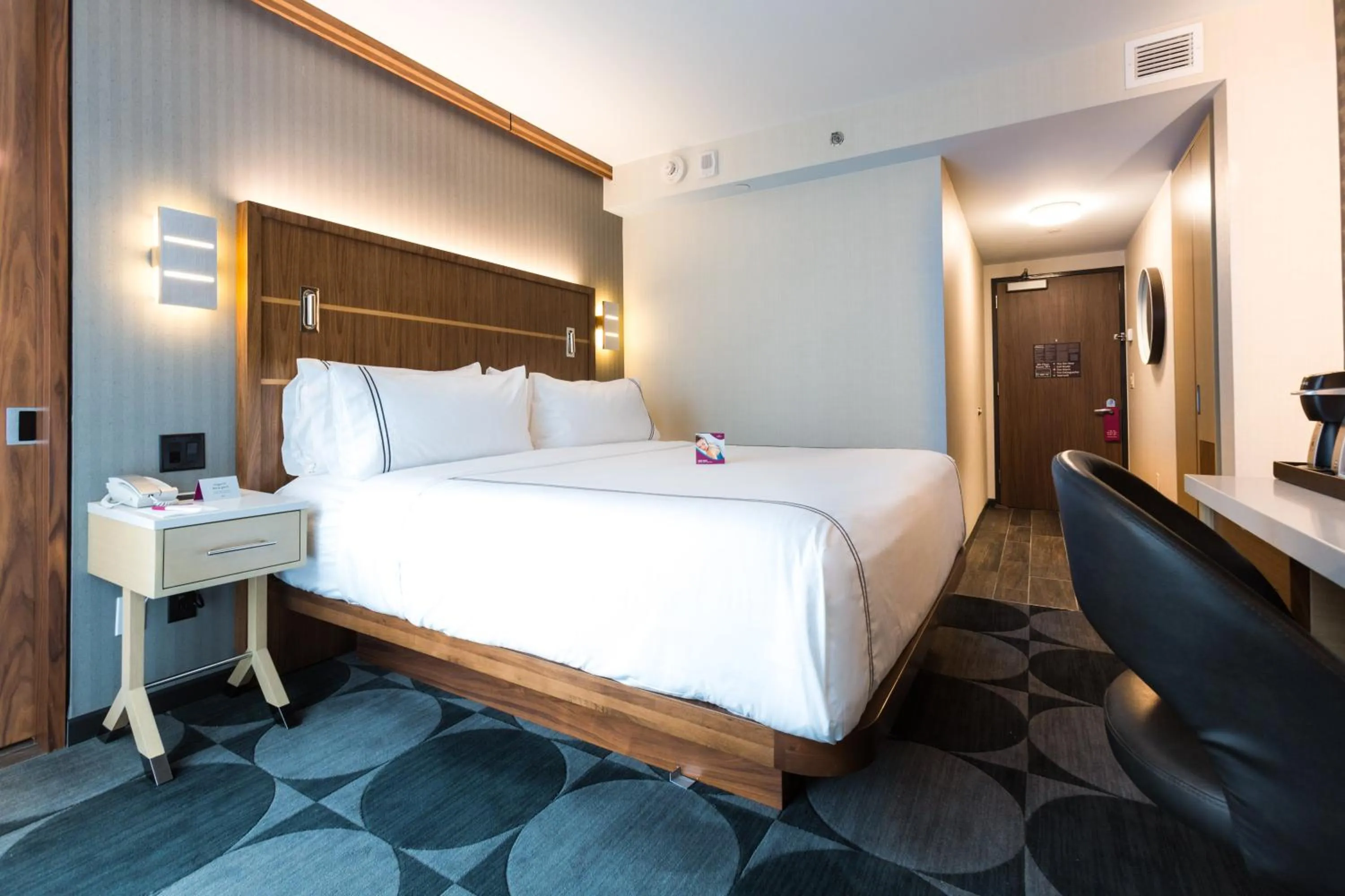 Photo of the whole room, Bed in Crowne Plaza HY36 Midtown Manhattan by IHG