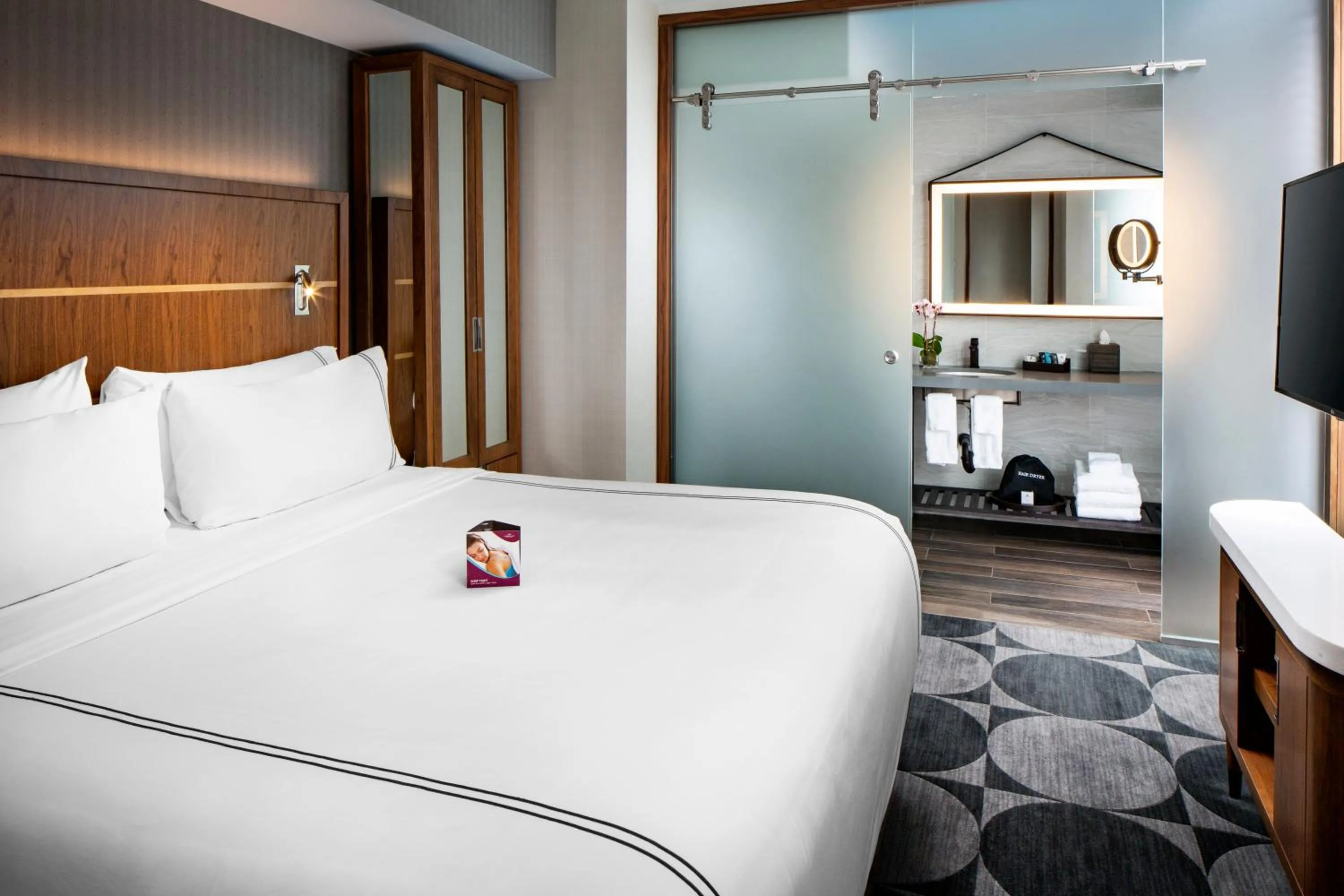 Photo of the whole room, Bed in Crowne Plaza HY36 Midtown Manhattan by IHG