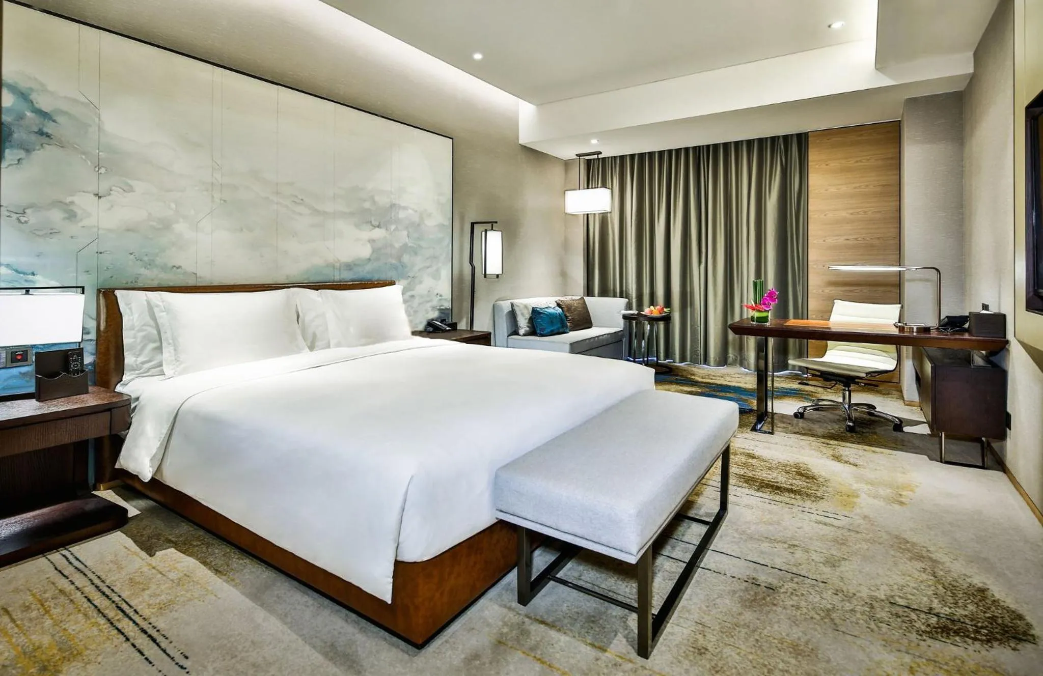 Photo of the whole room, Bed in Crowne Plaza Chengdu Wenjiang by IHG