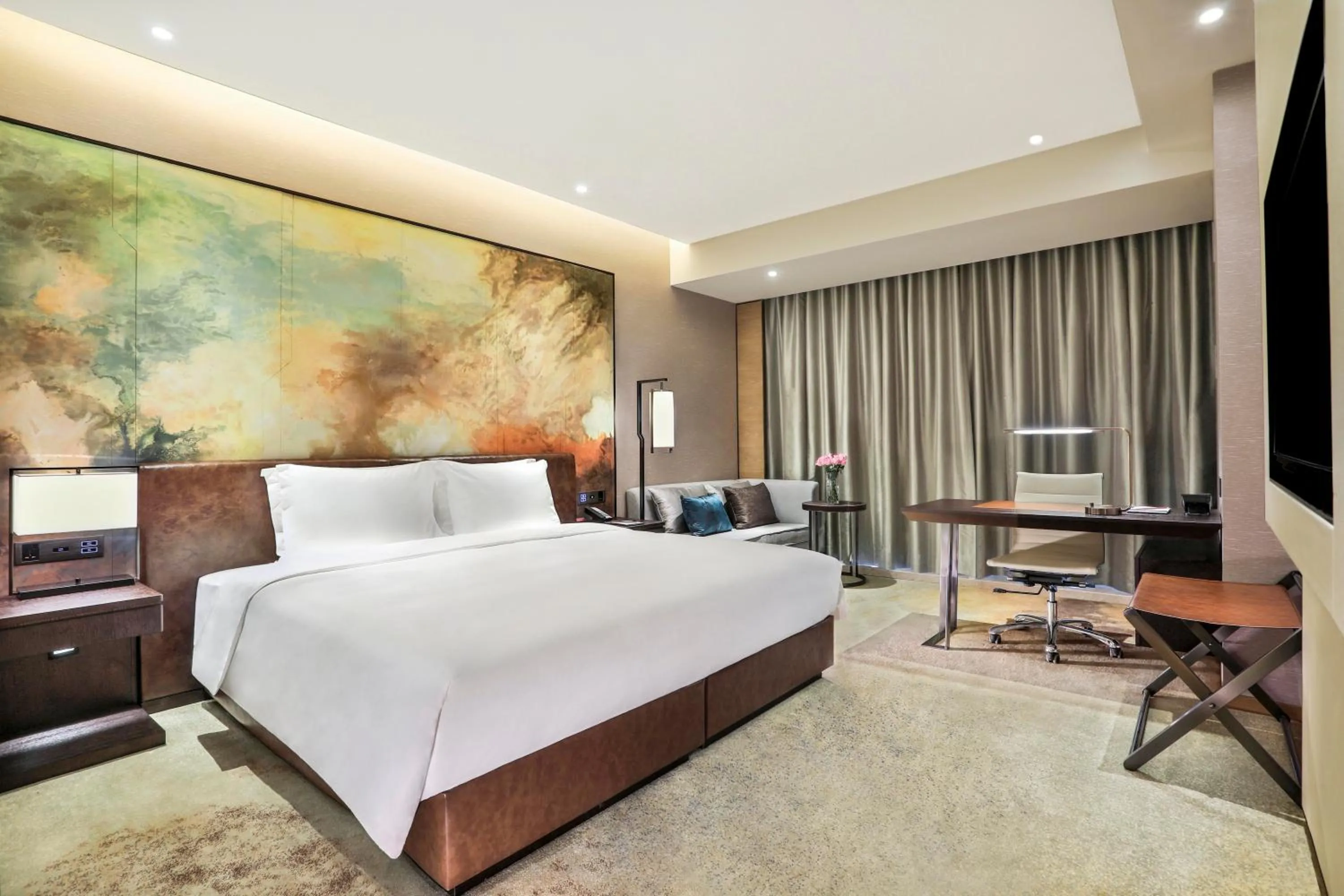 Bed in Crowne Plaza Chengdu Wenjiang by IHG