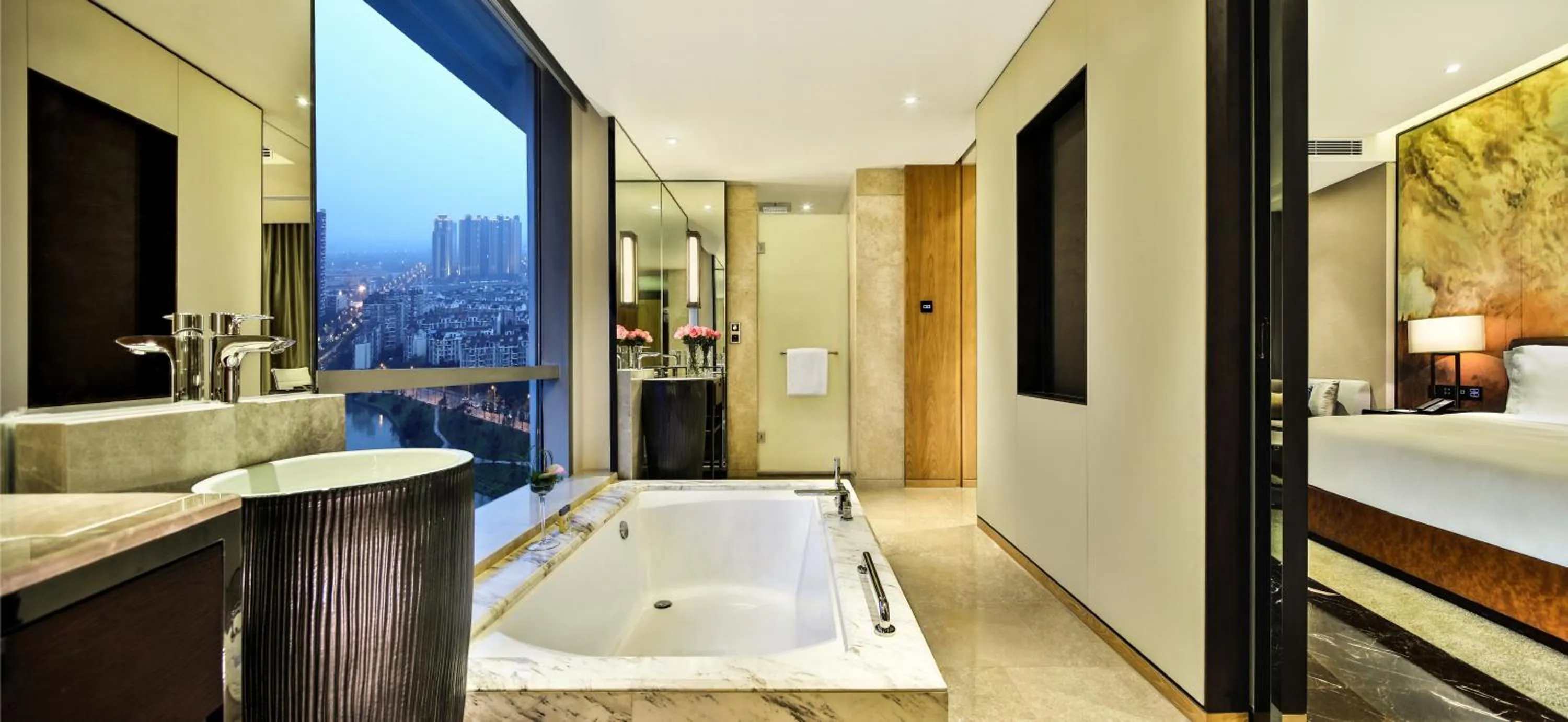 Bed in Crowne Plaza Chengdu Wenjiang by IHG