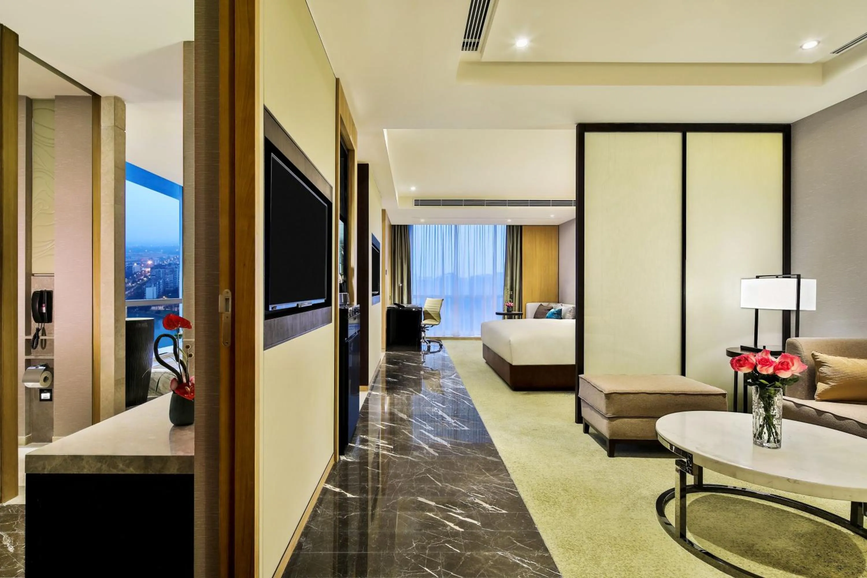 Photo of the whole room, Bed in Crowne Plaza Chengdu Wenjiang by IHG