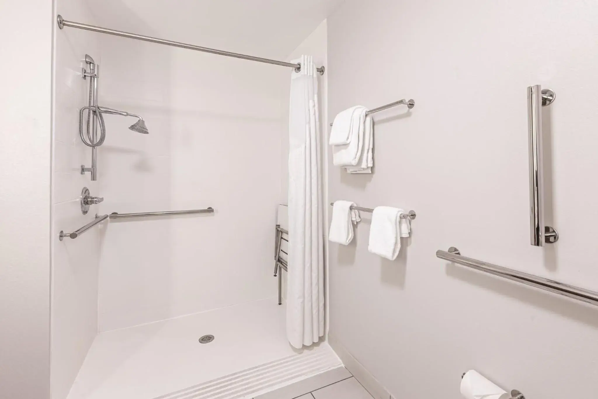 Standard King Room with Mobility Accessible Roll-In Shower in Holiday Inn Express & Suites - Rantoul by IHG Standard King Room with Mobility Accessible Roll-In Shower in Holiday Inn Express & Suites - Rantoul by IHG
