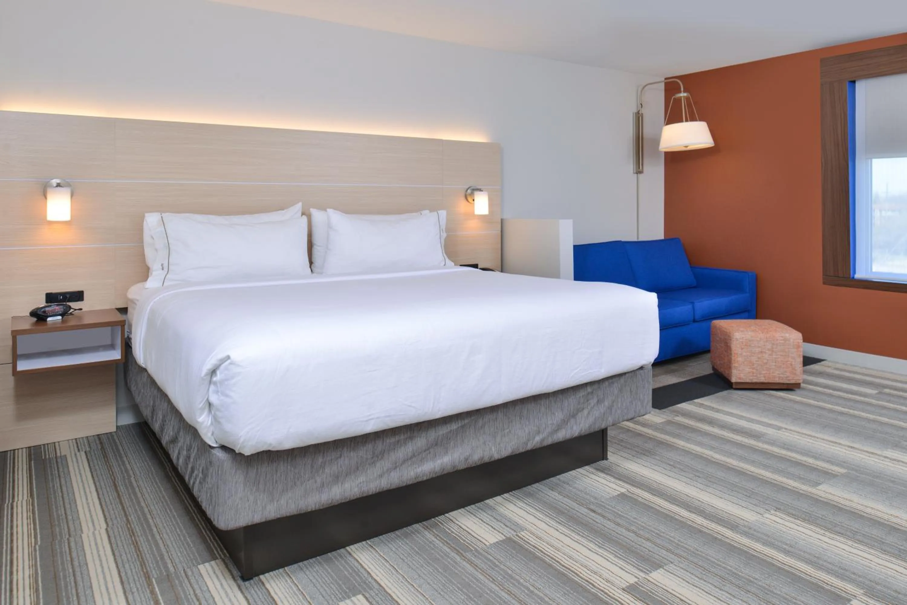 Photo of the whole room, Bed in Holiday Inn Express & Suites - Southgate - Detroit Area by IHG