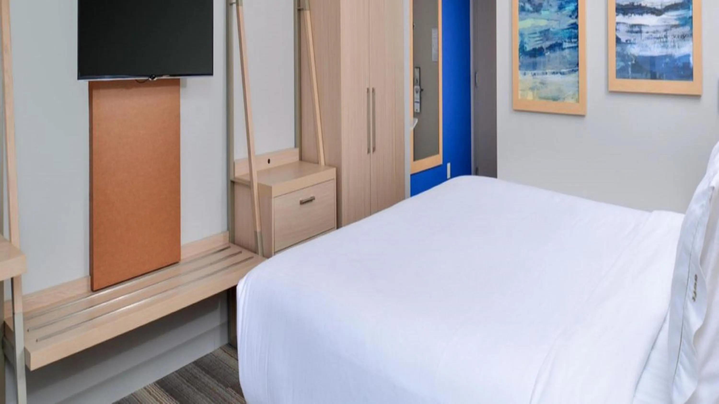 Photo of the whole room, Bed in Holiday Inn Express & Suites - Southgate - Detroit Area by IHG