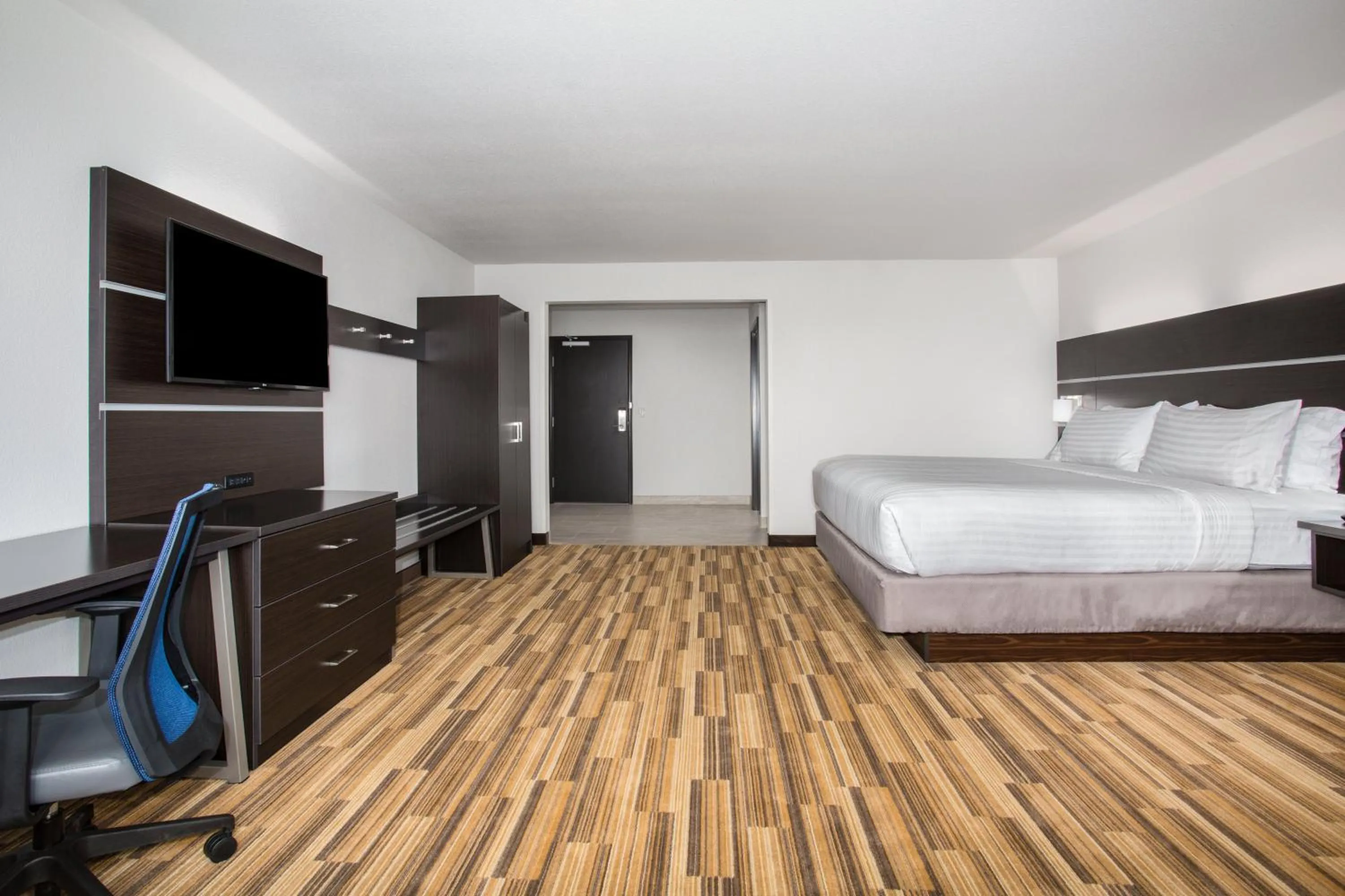 Photo of the whole room, Bed in Holiday Inn Express & Suites - Rapid City - Rushmore South by IHG
