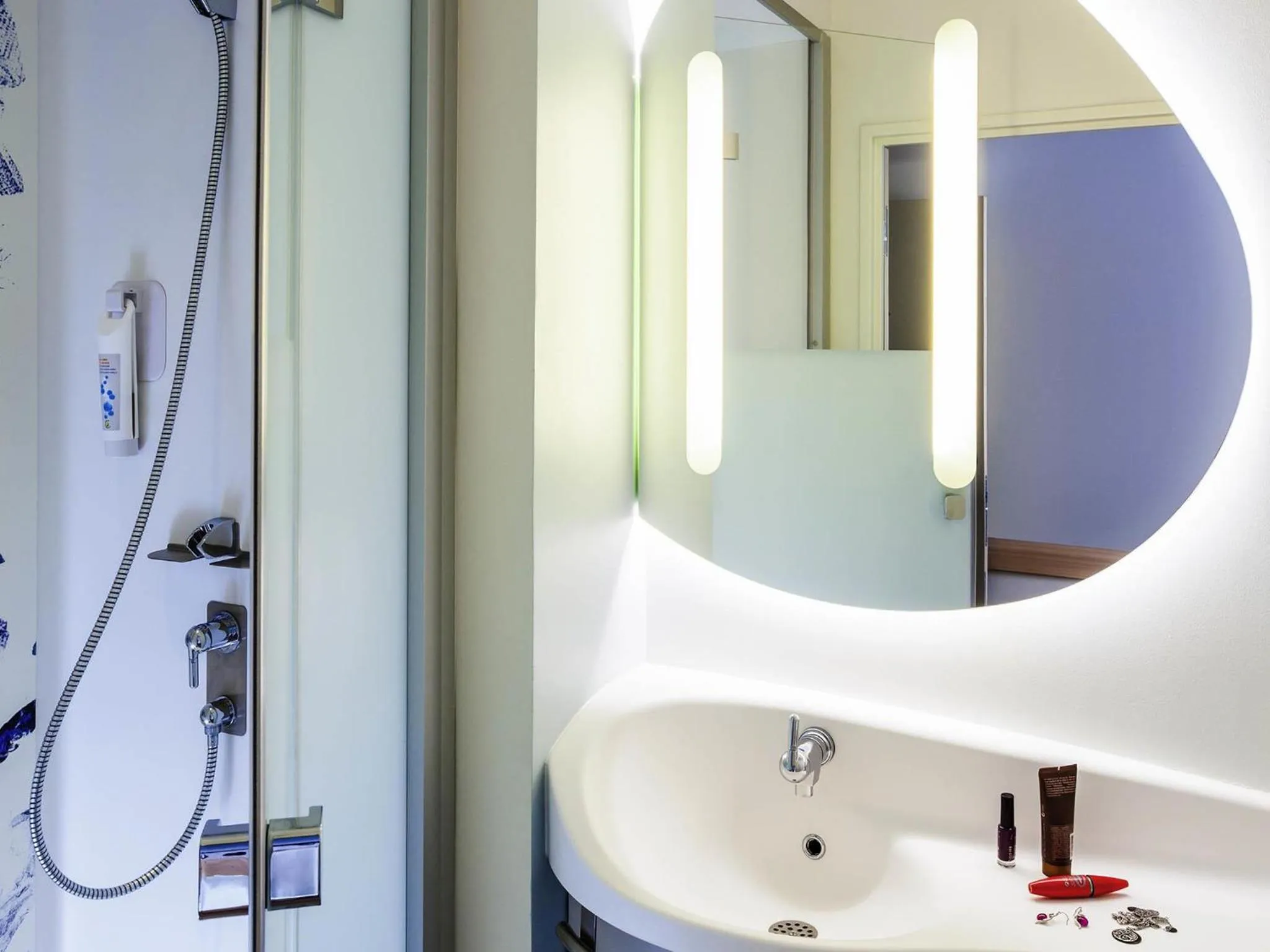 Bedroom in ibis budget Sens