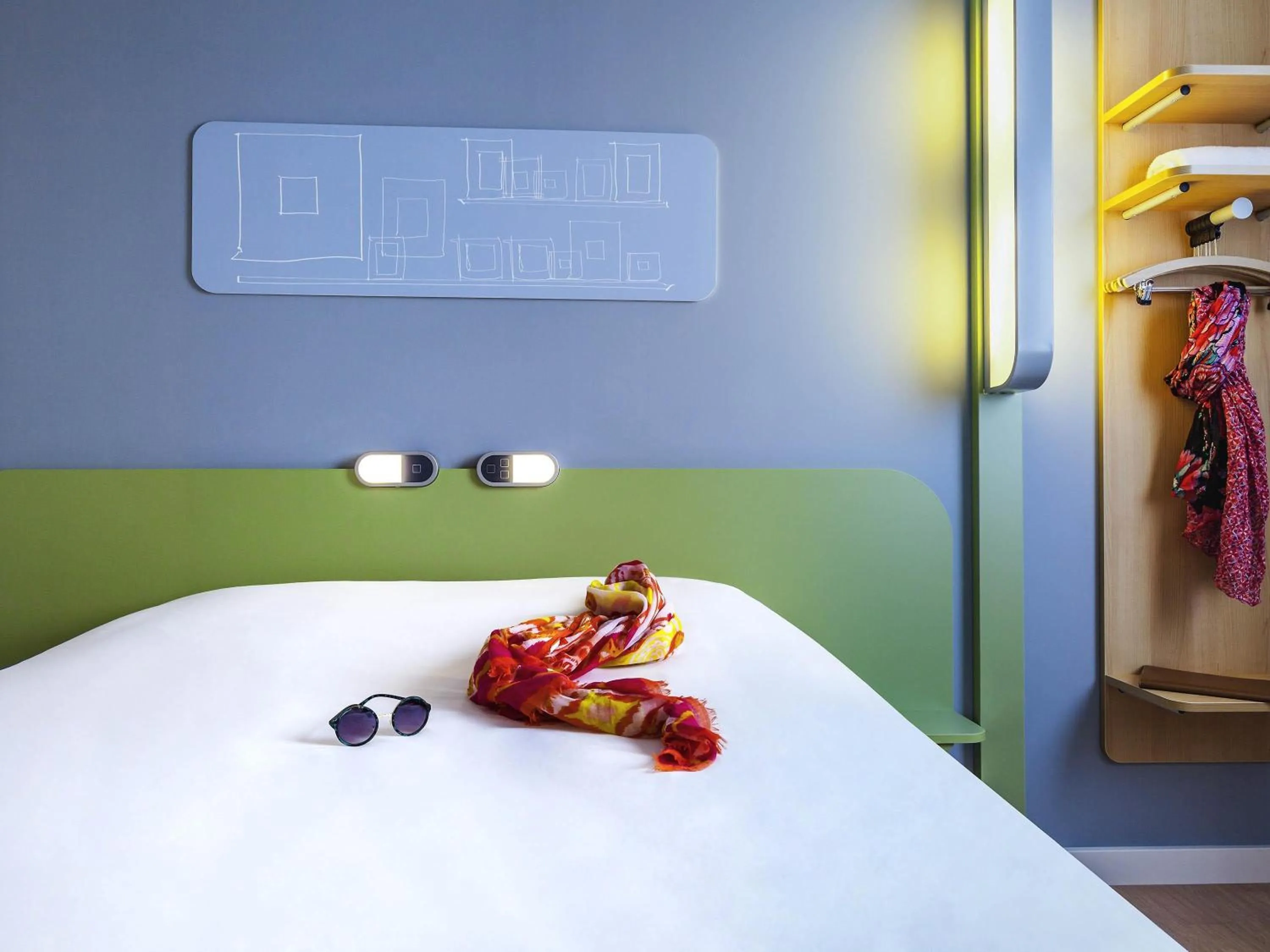 Bedroom, Bed in ibis budget Sens