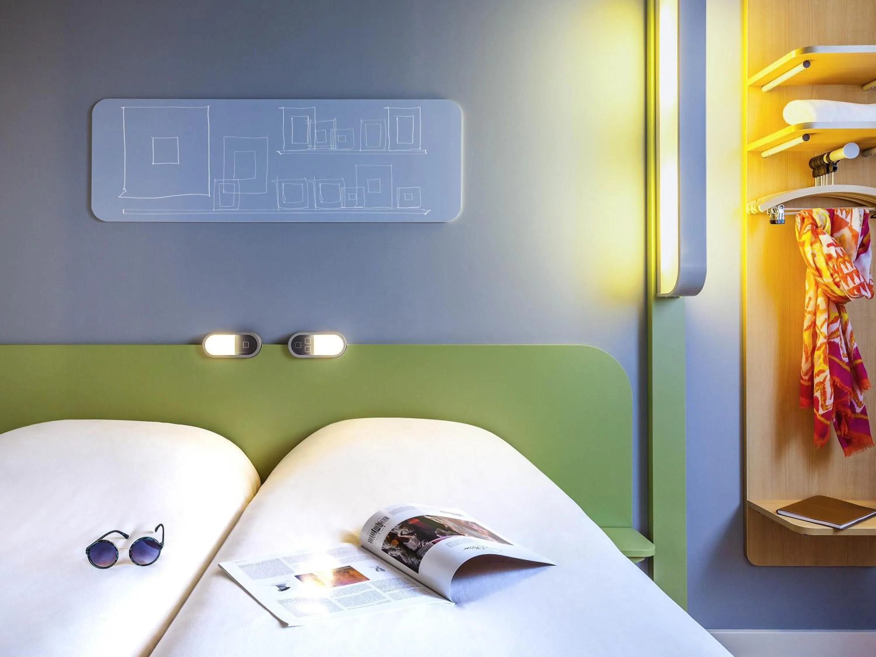 Bedroom, Bed in ibis budget Sens