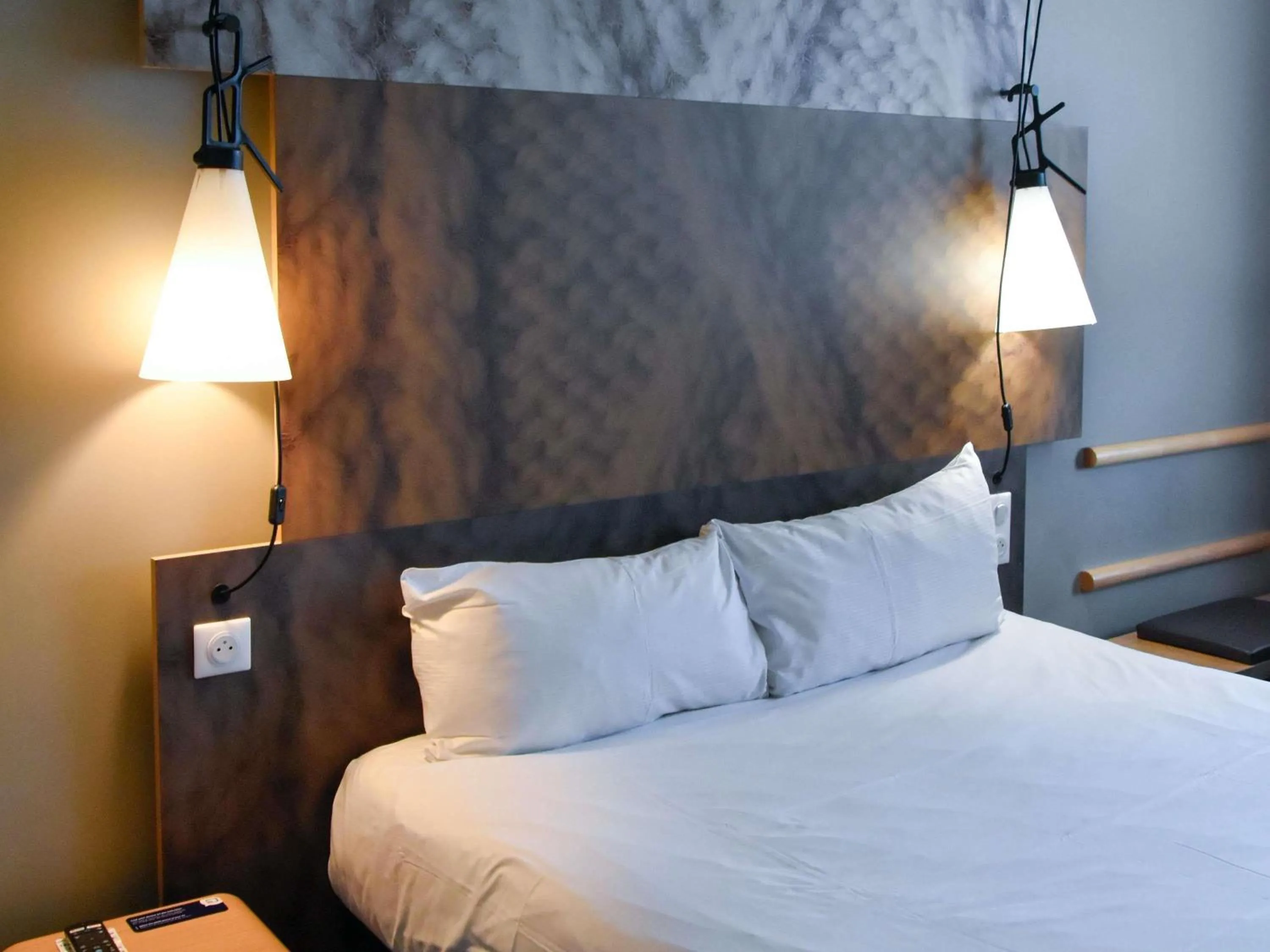 Bedroom, Bed in ibis Sens