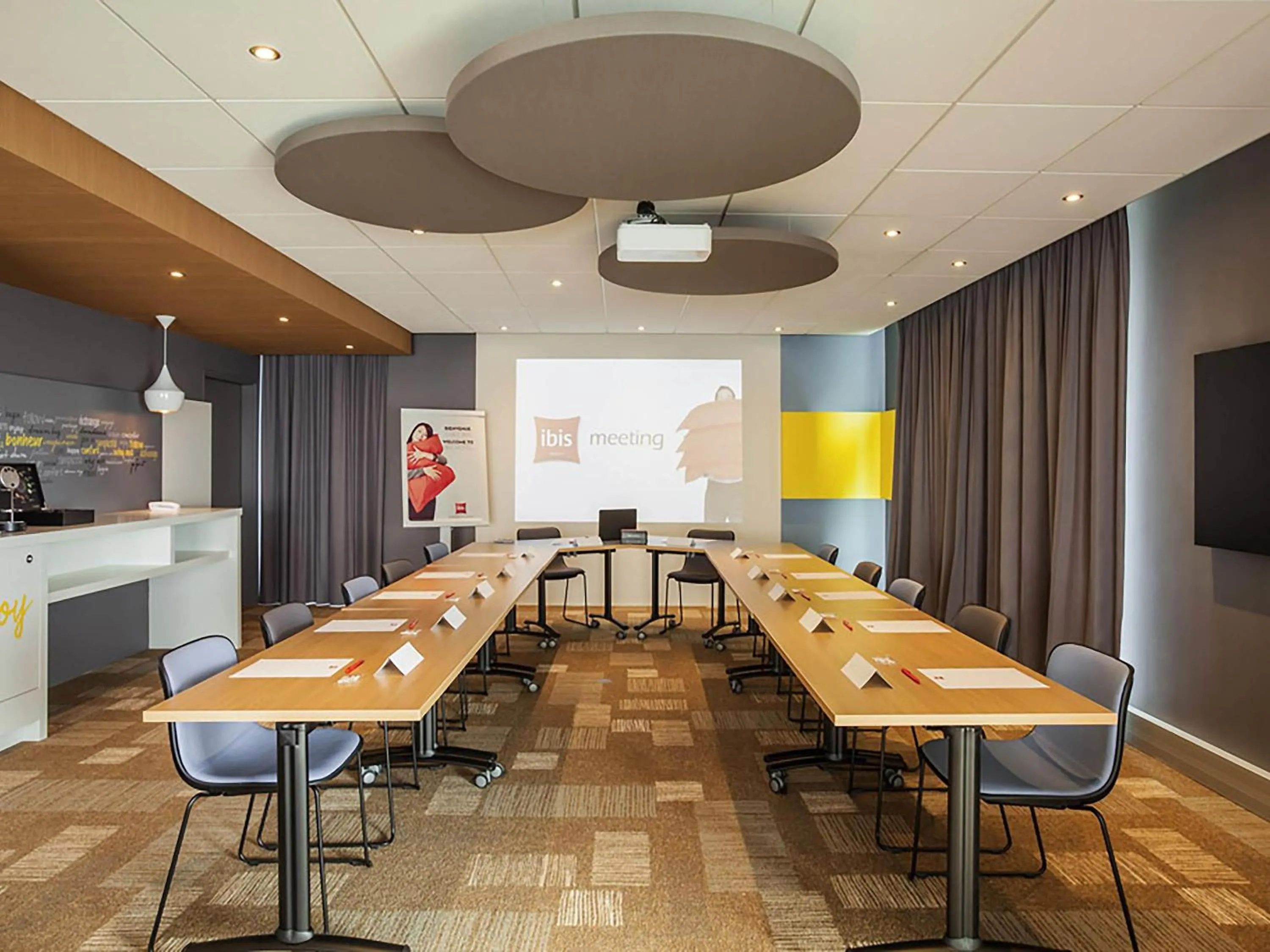 Meeting/conference room in ibis Sens