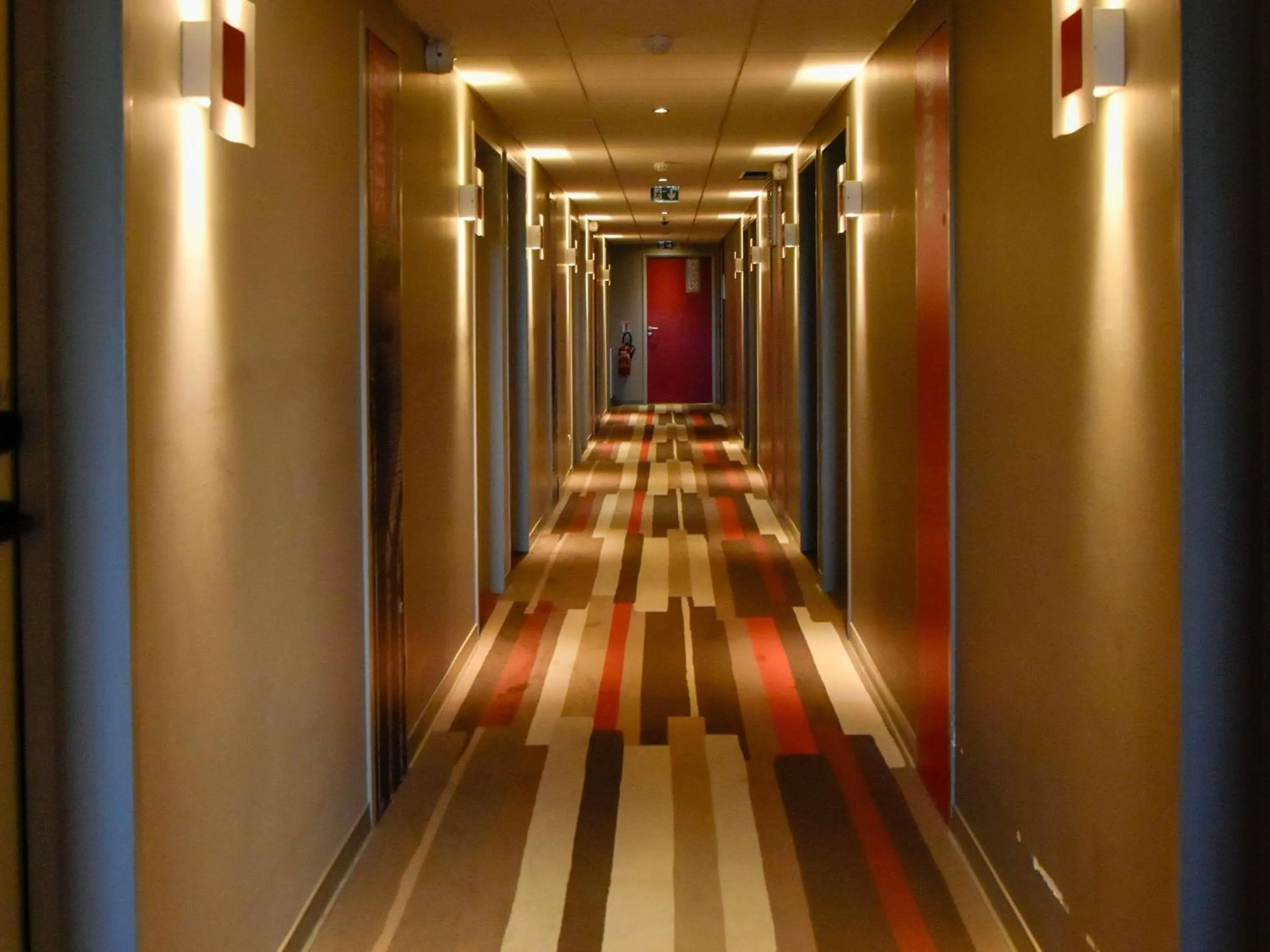 Bedroom in ibis Sens