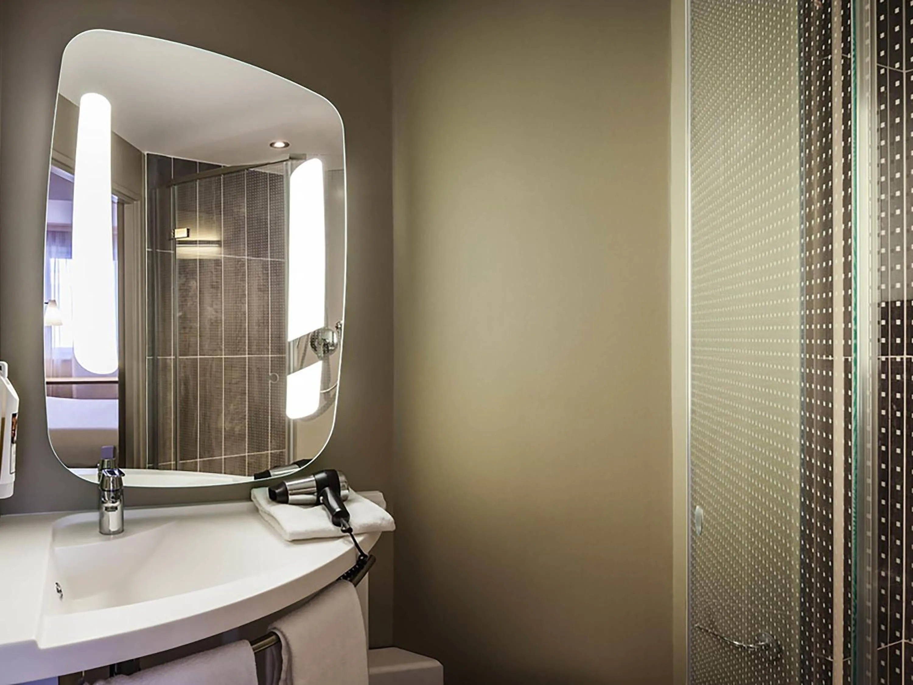 Bedroom in ibis Sens