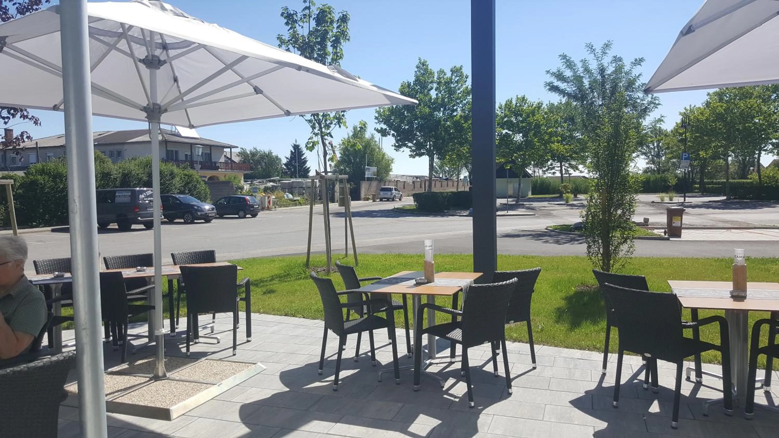 Restaurant/places to eat in Hotel Katamaran