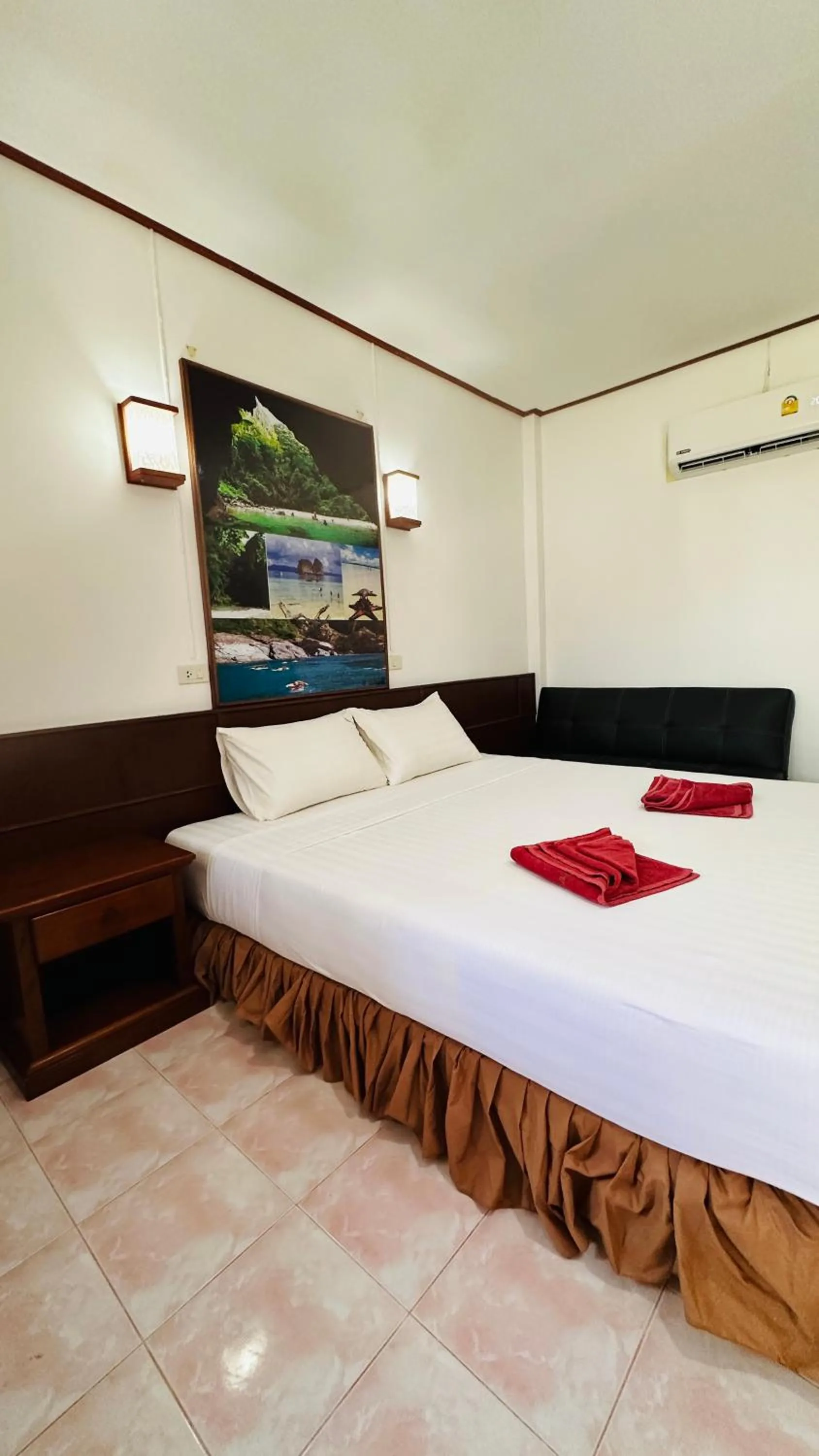 Bed in Lanta L.D. Beach Bungalow