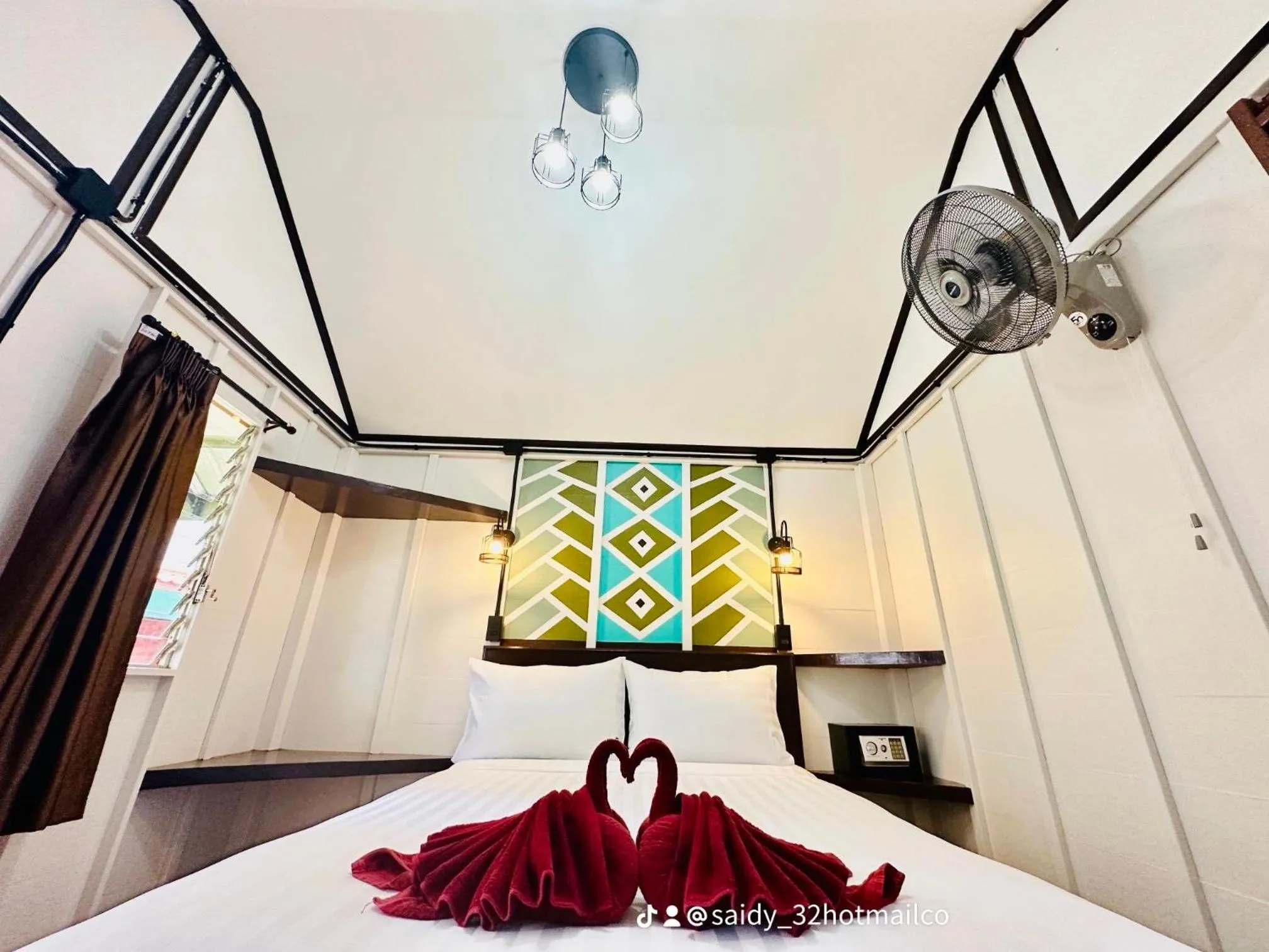 Photo of the whole room, Bed in Lanta L.D. Beach Bungalow