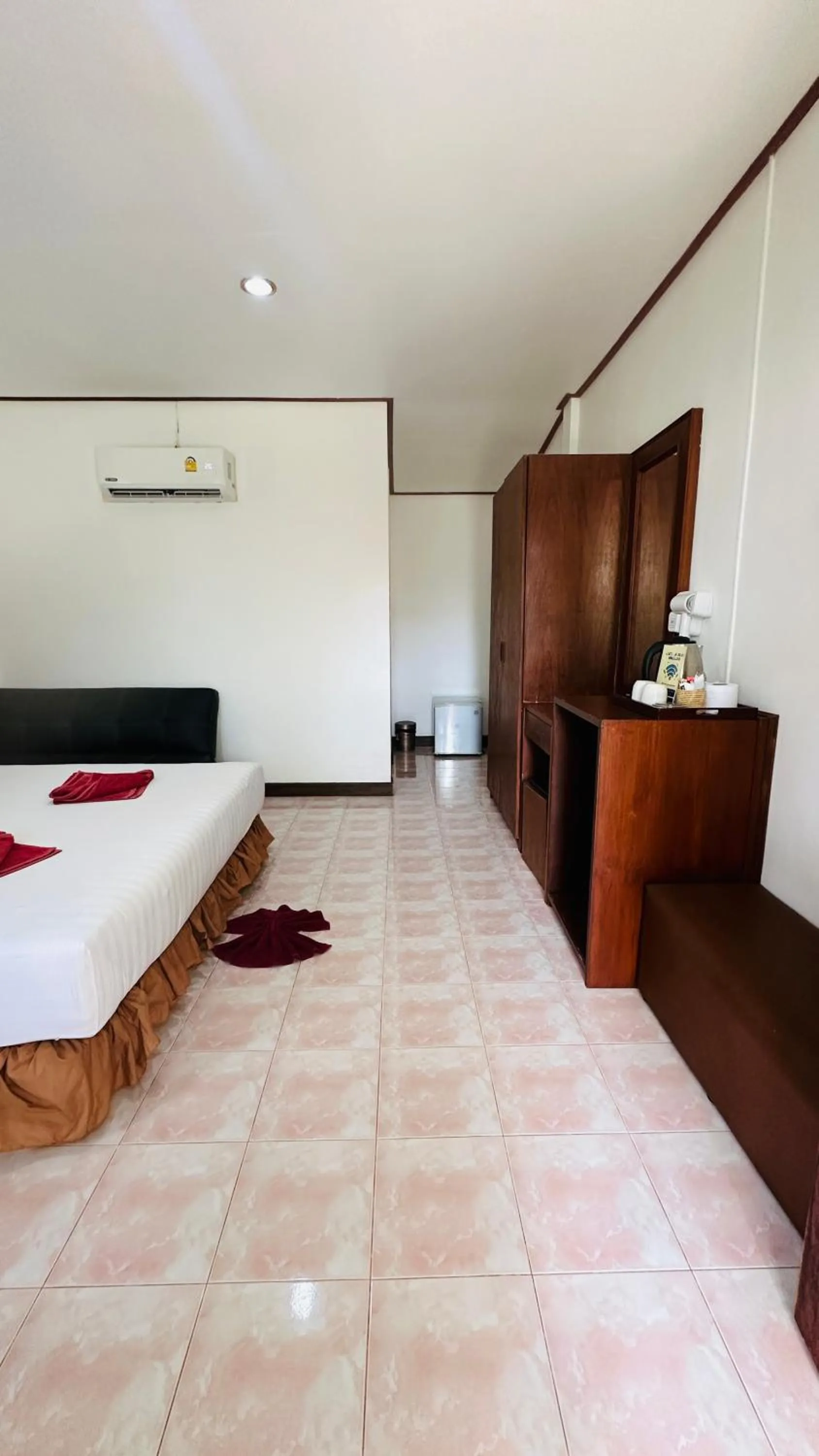 Property building, Bed in Lanta L.D. Beach Bungalow