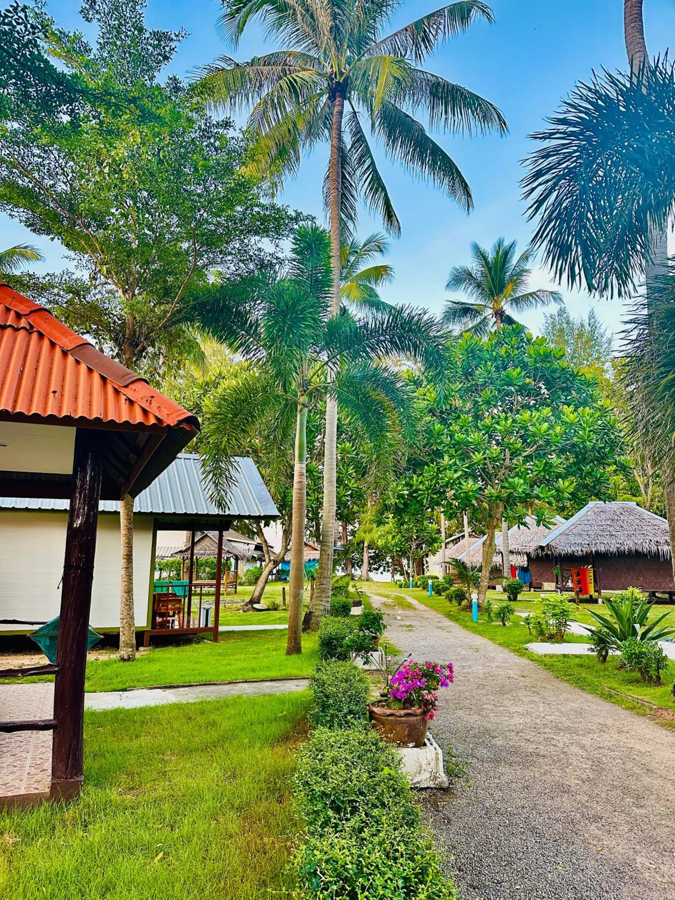 Inner courtyard view in Lanta L.D. Beach Bungalow