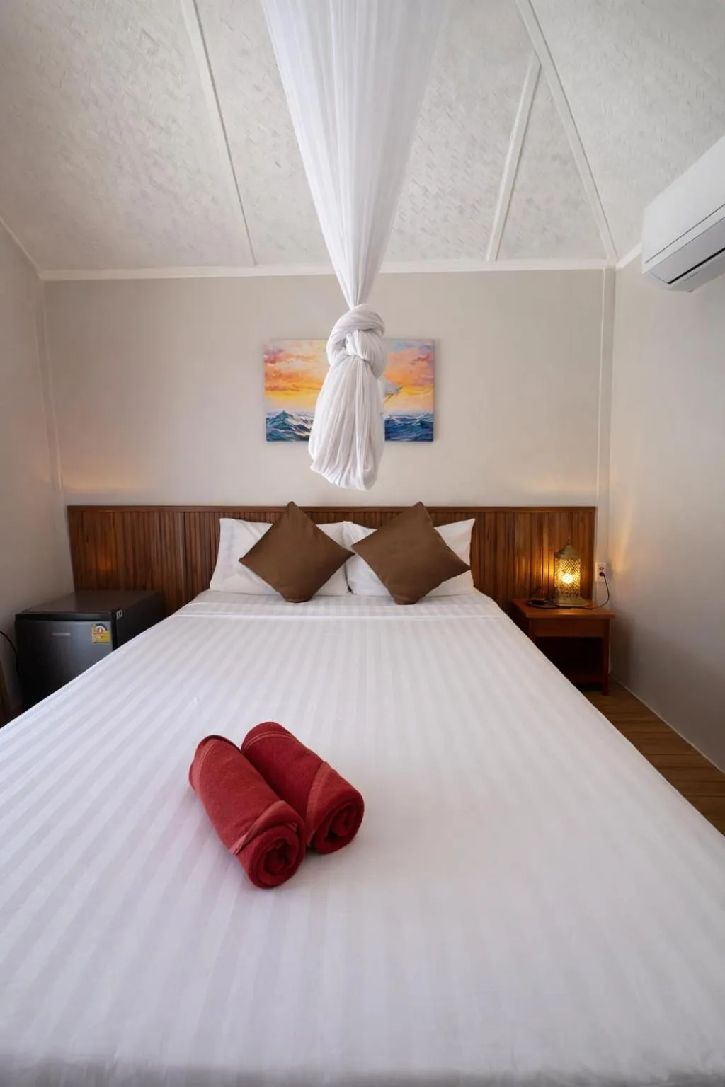 Bed in Lanta L.D. Beach Bungalow