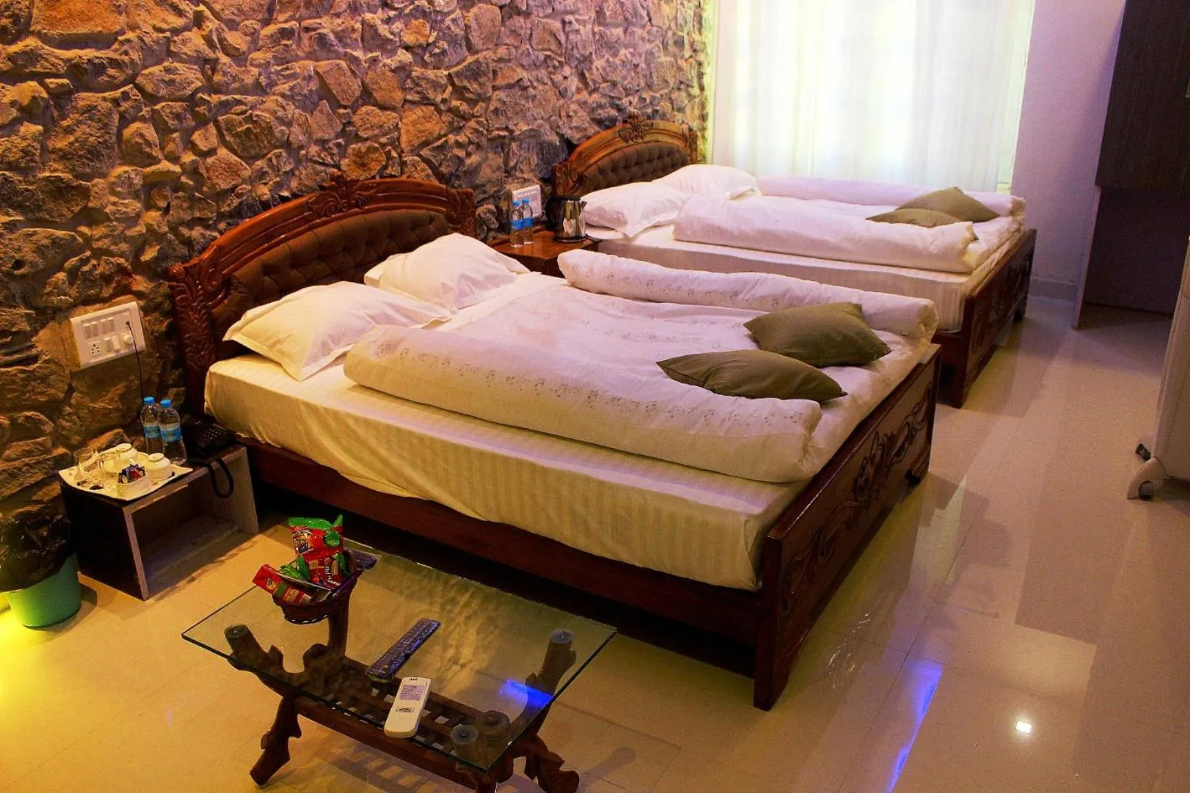 Photo of the whole room in Hotel Toppers Corner