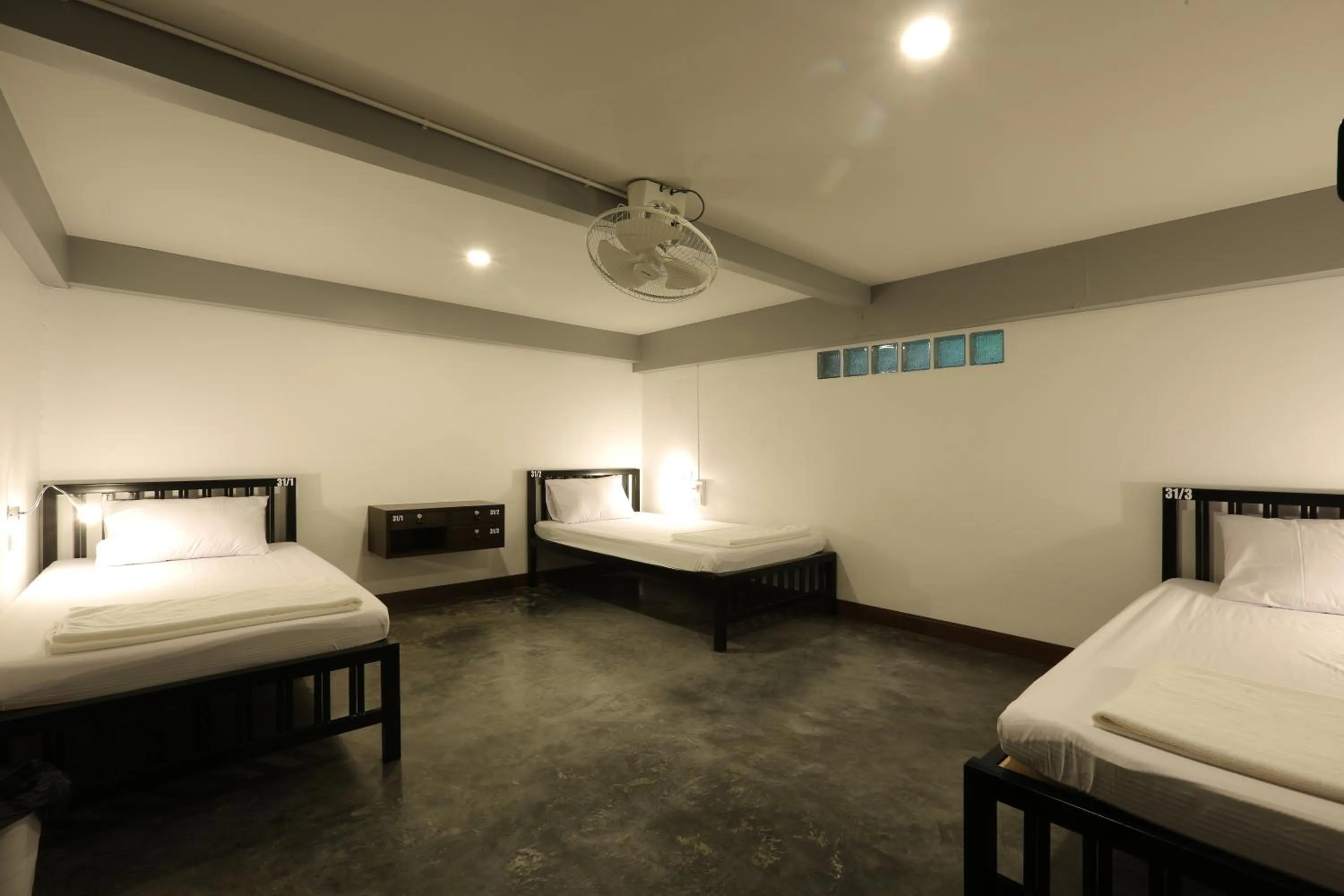 Photo of the whole room, Bed in Balcony Party Hostel - 18-40