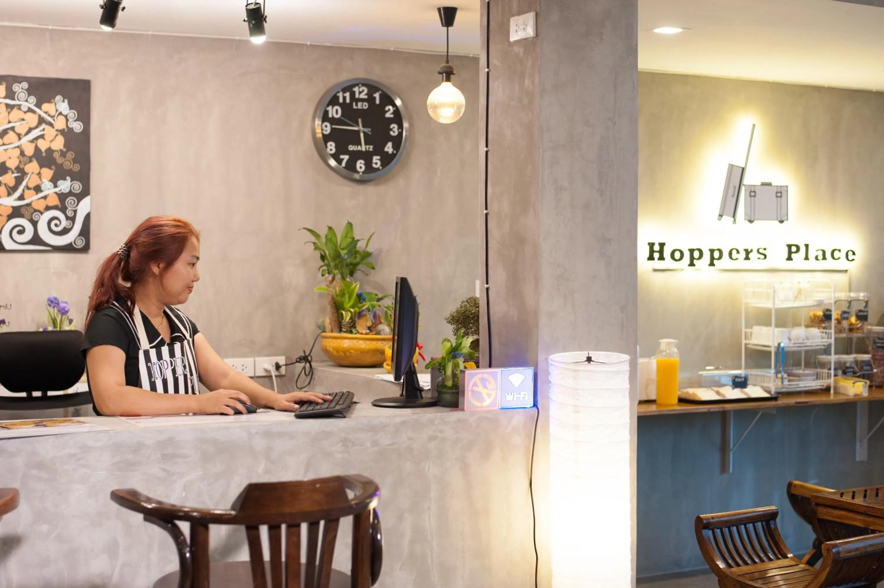 Staff in Hoppers Place Donmuang