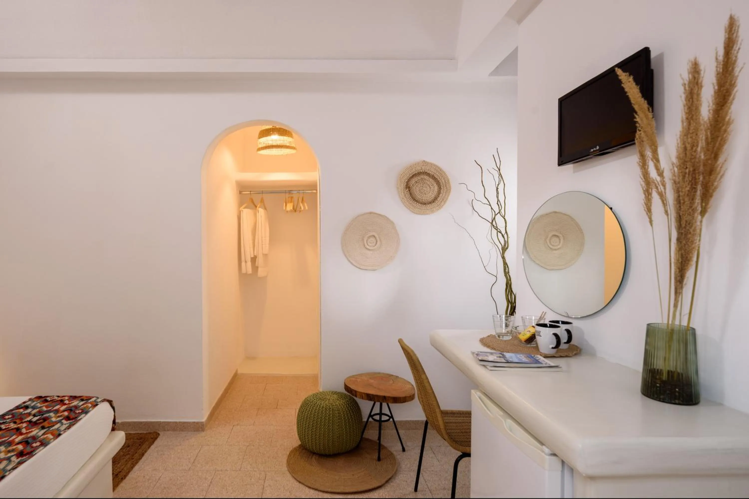 TV and multimedia in Cal Day Rooms Santorini