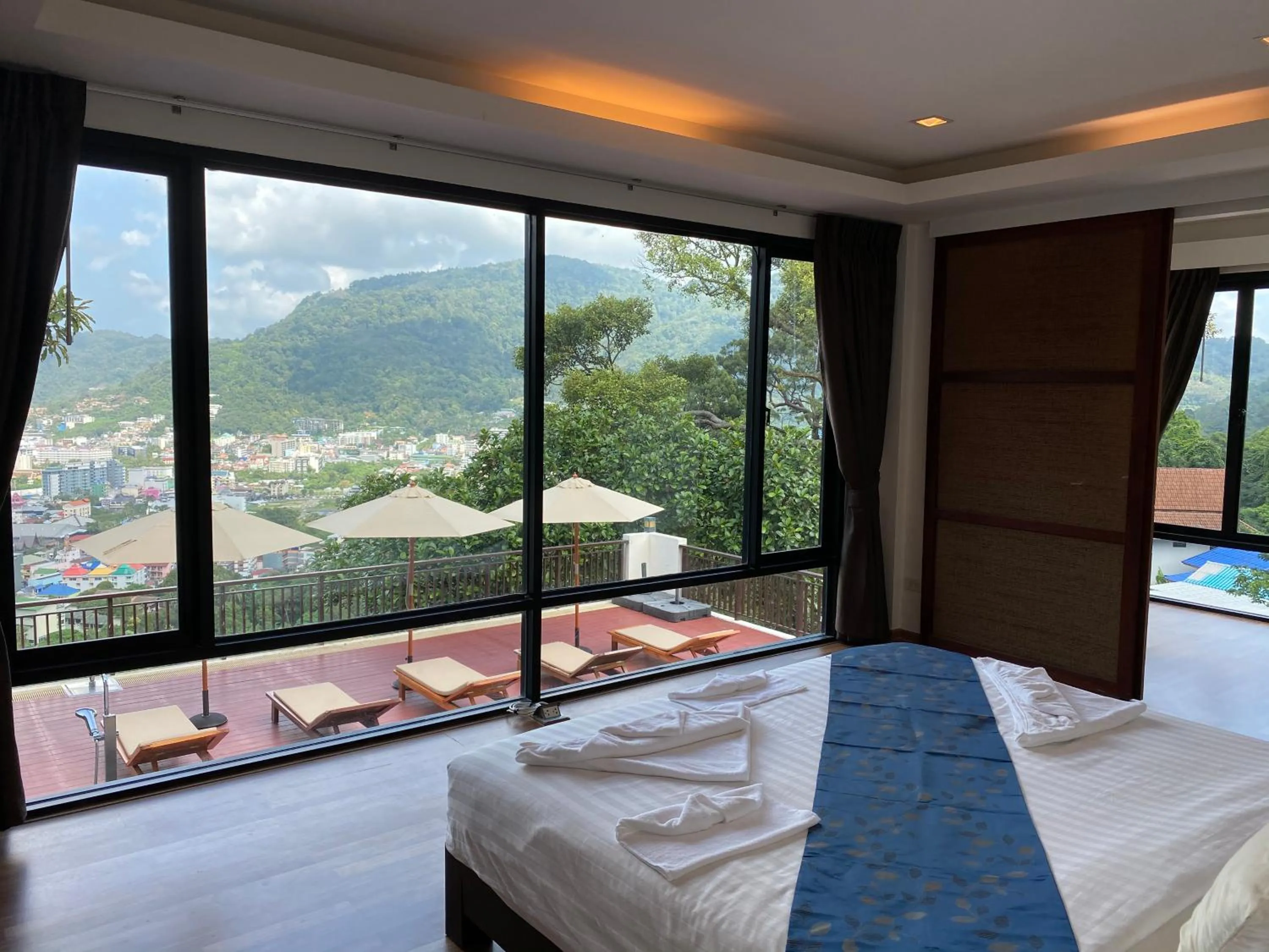 Mountain view, Bed in Sunset Bay View Phuket