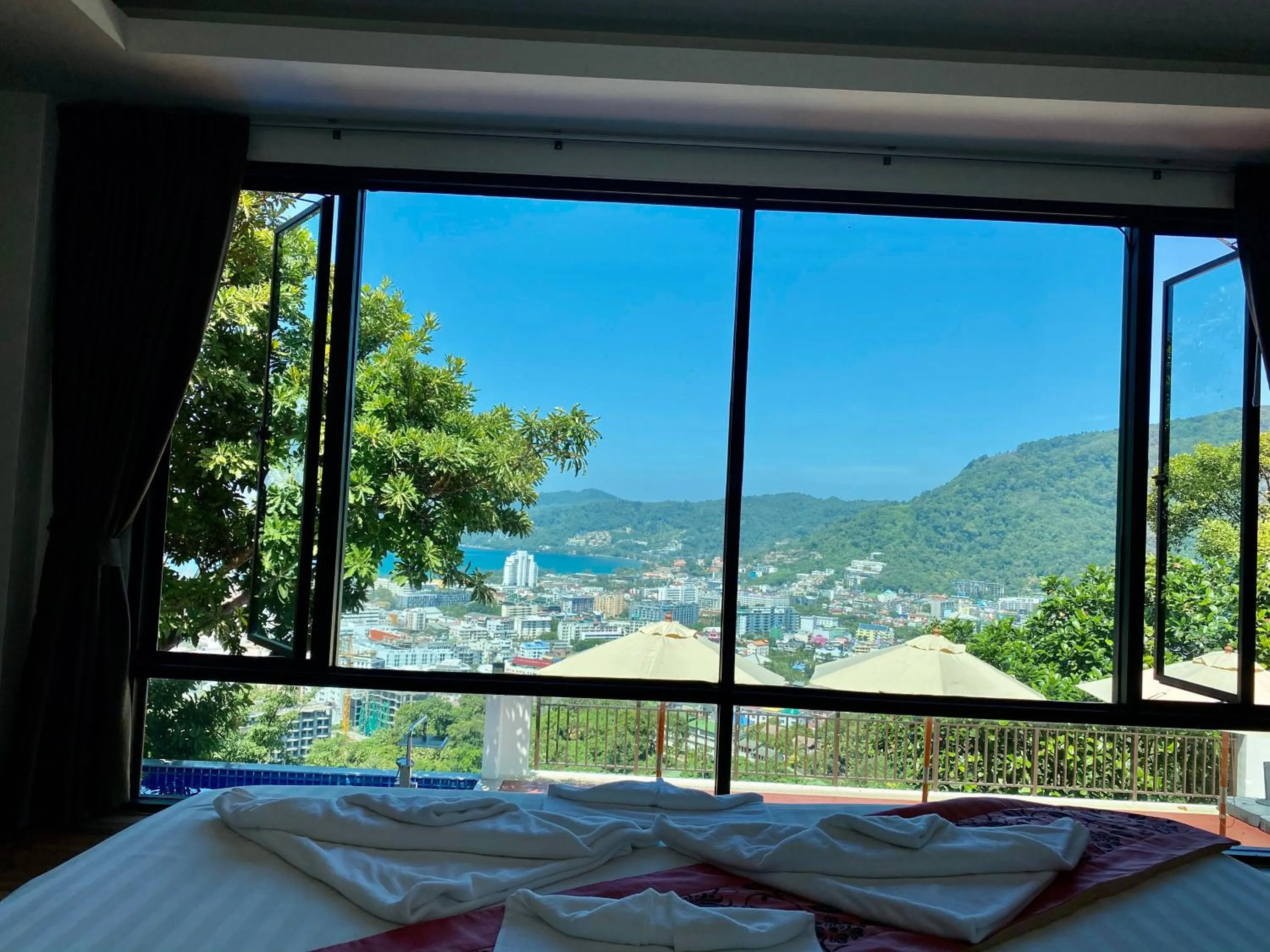 Mountain view, Bed in Sunset Bay View Phuket