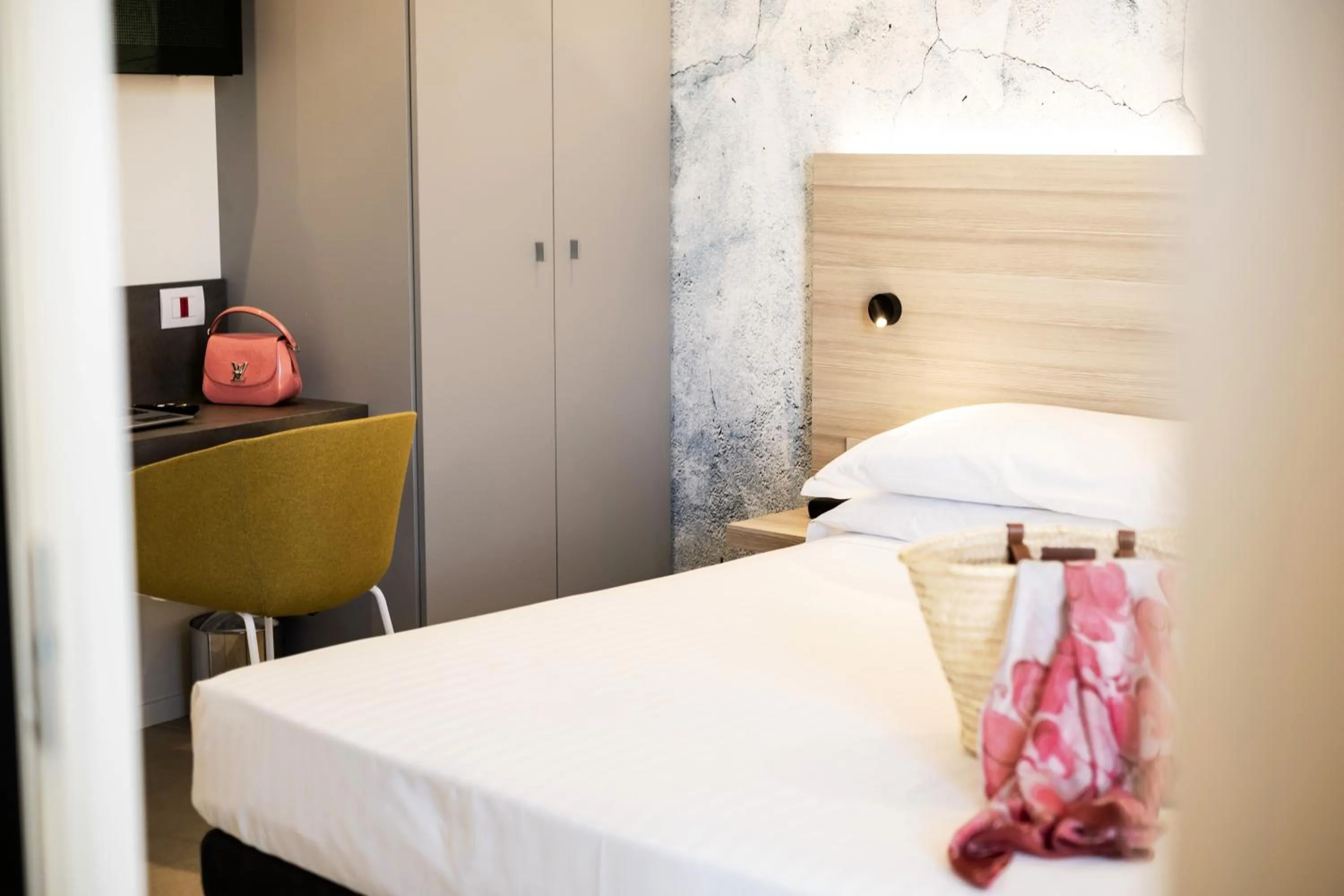 Photo of the whole room, Bed in Residence Cristallo Senigallia