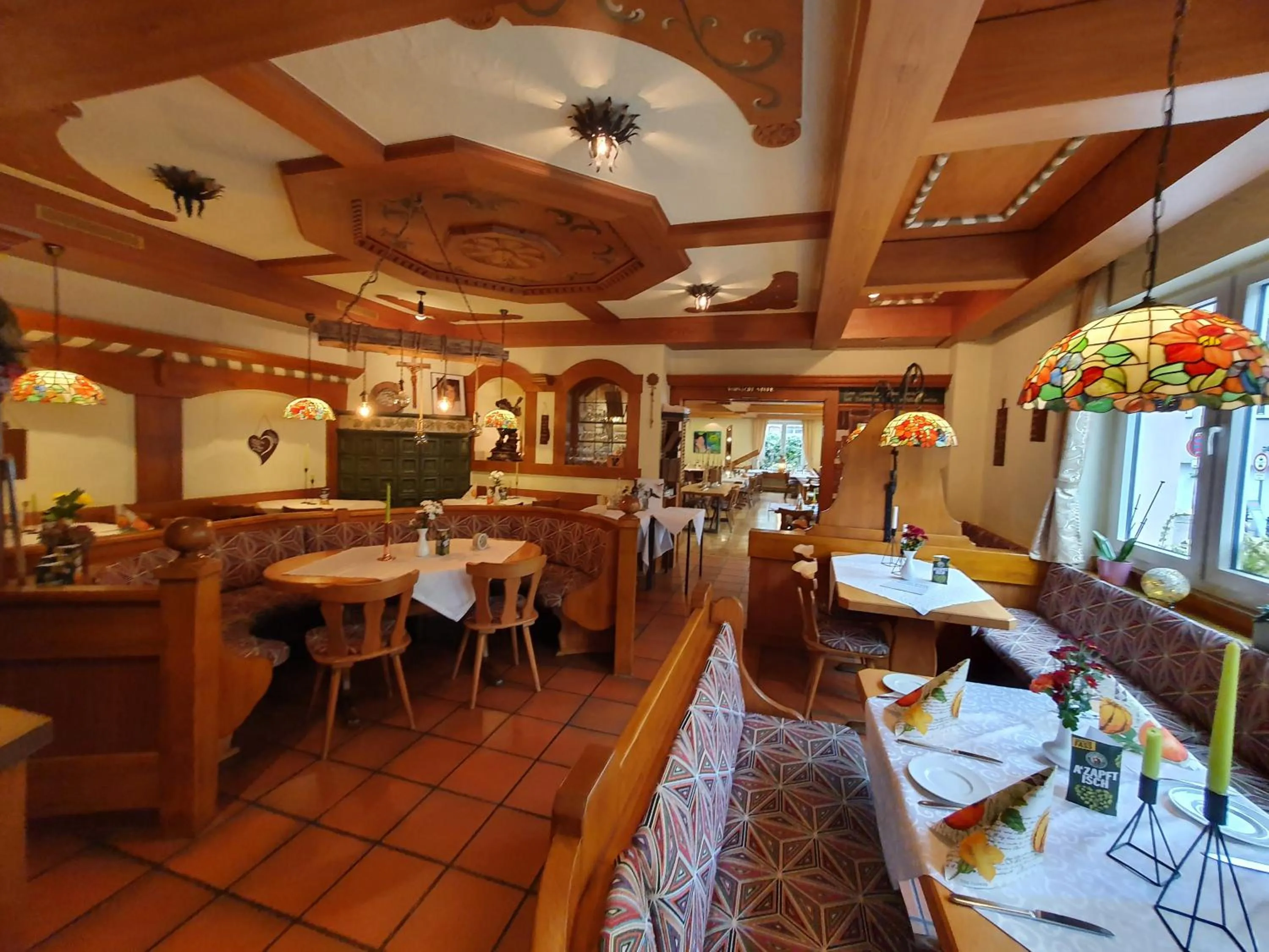 Restaurant/places to eat in Hotel Neuenburger Hof