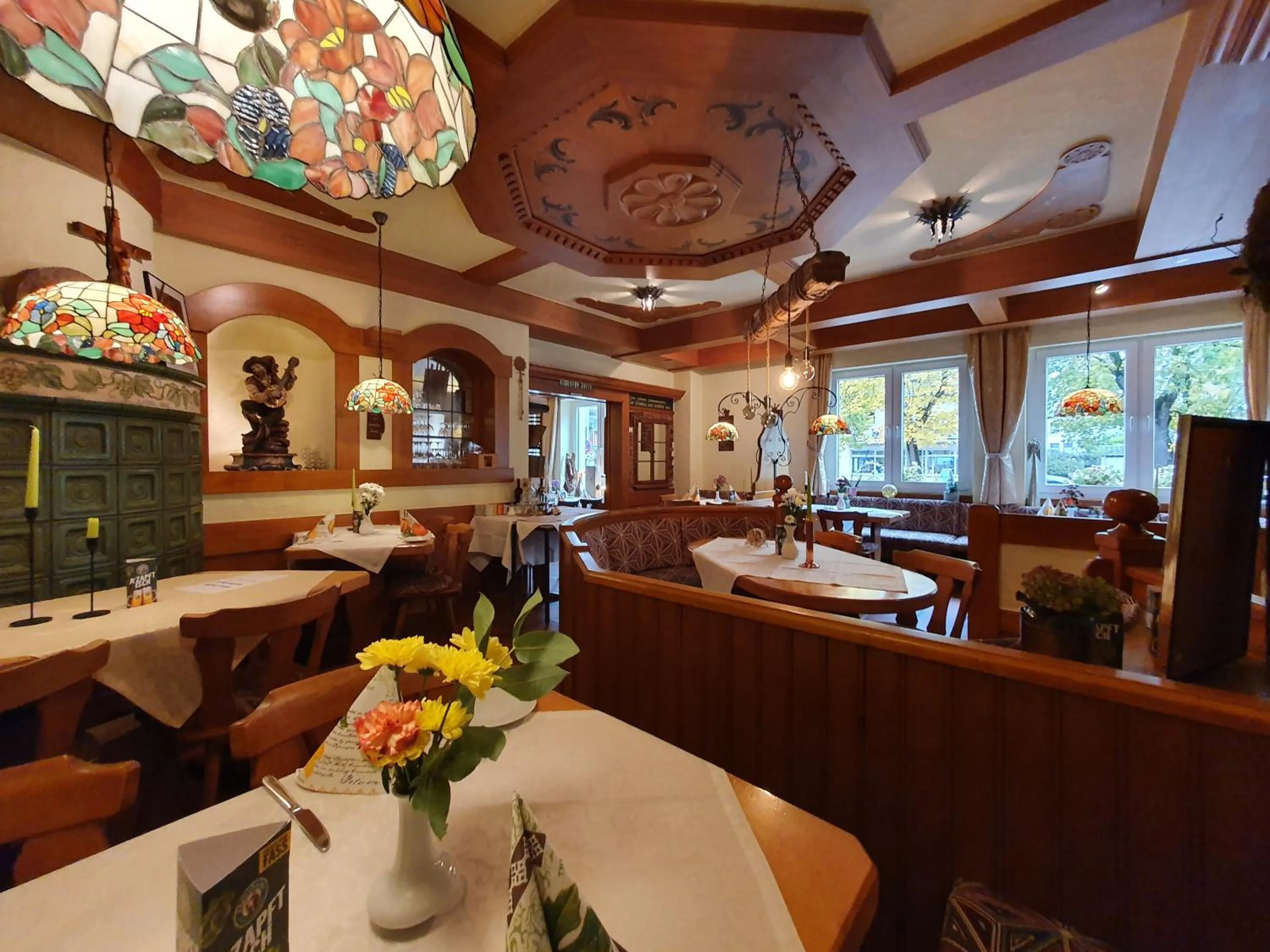 Restaurant/places to eat in Hotel Neuenburger Hof