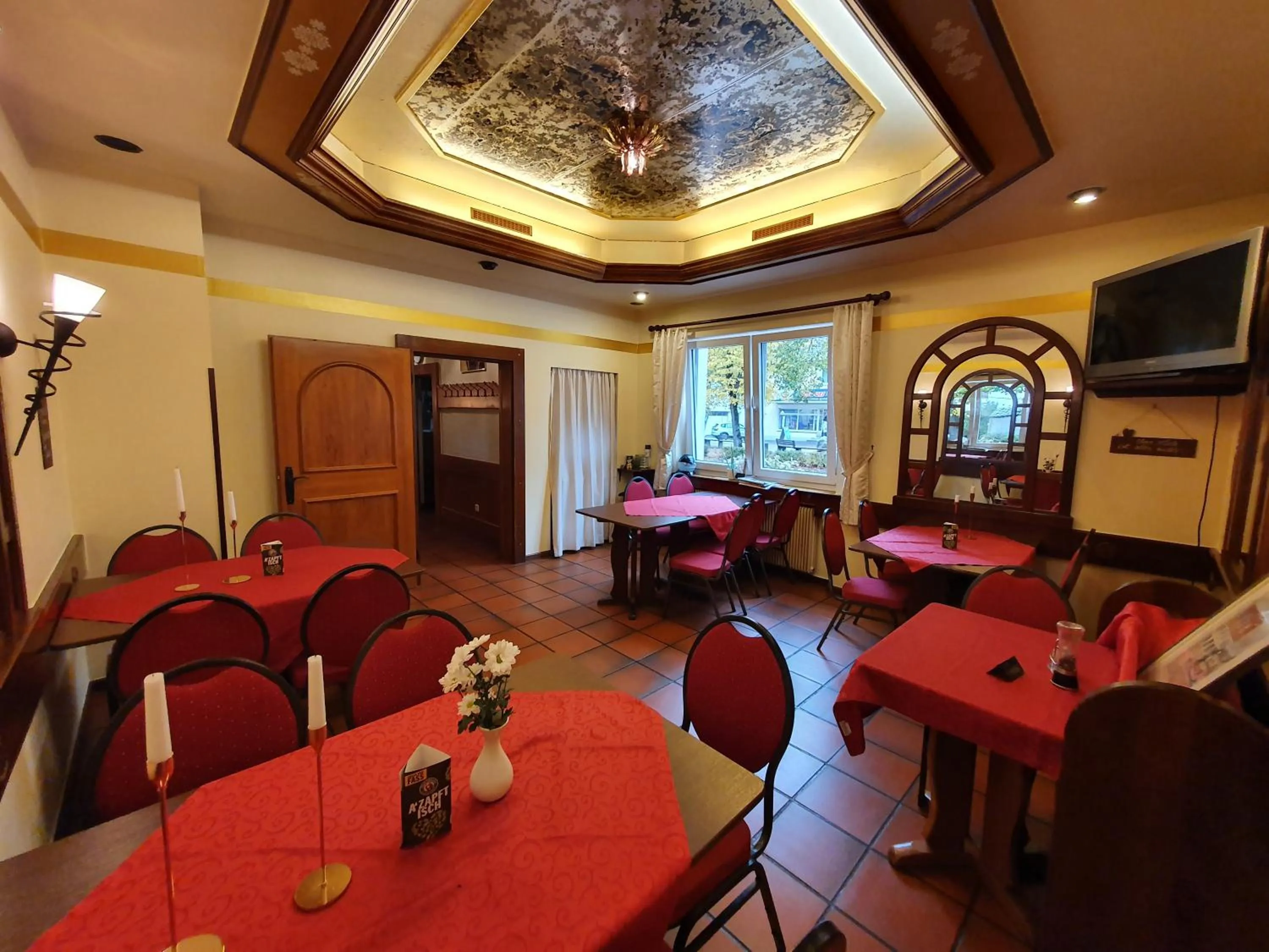 Restaurant/places to eat in Hotel Neuenburger Hof