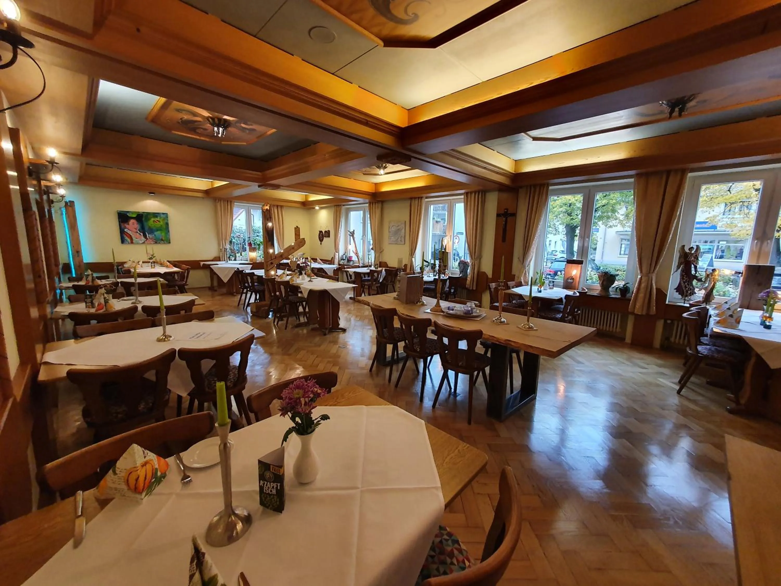 Restaurant/places to eat in Hotel Neuenburger Hof