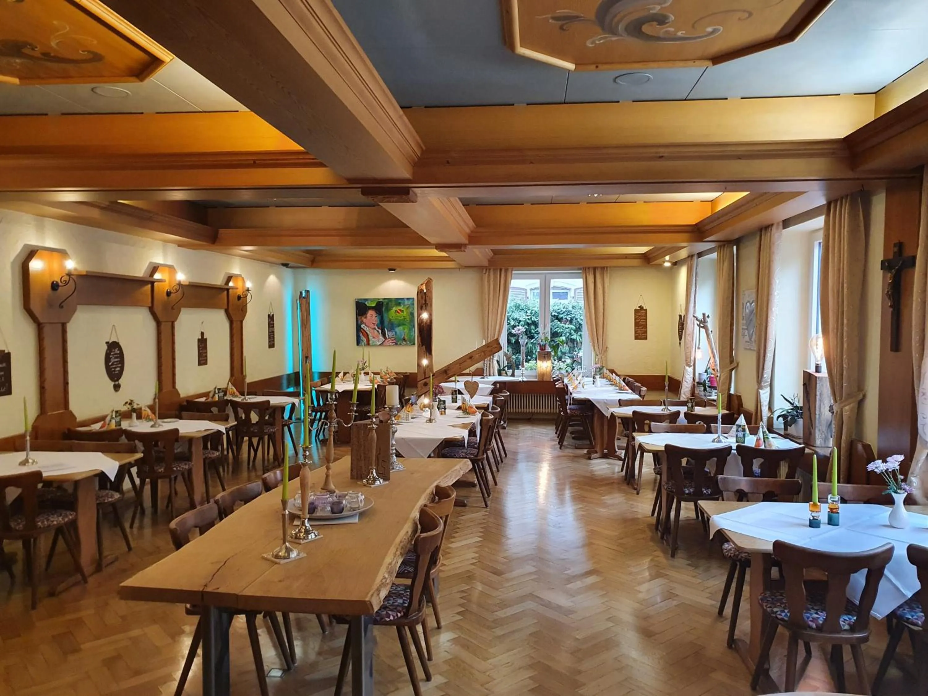 Restaurant/places to eat in Hotel Neuenburger Hof