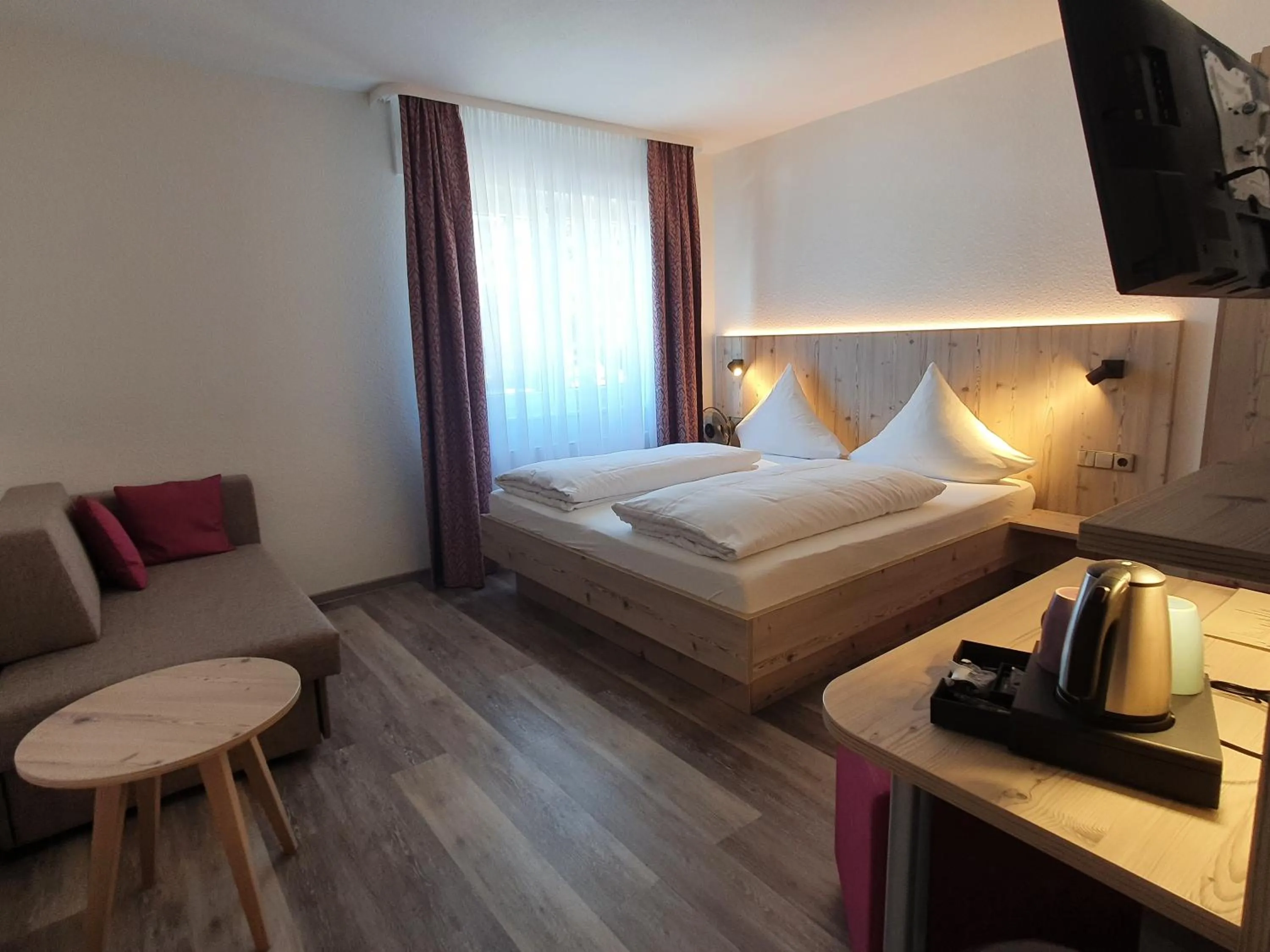 Photo of the whole room, Bed in Hotel Neuenburger Hof