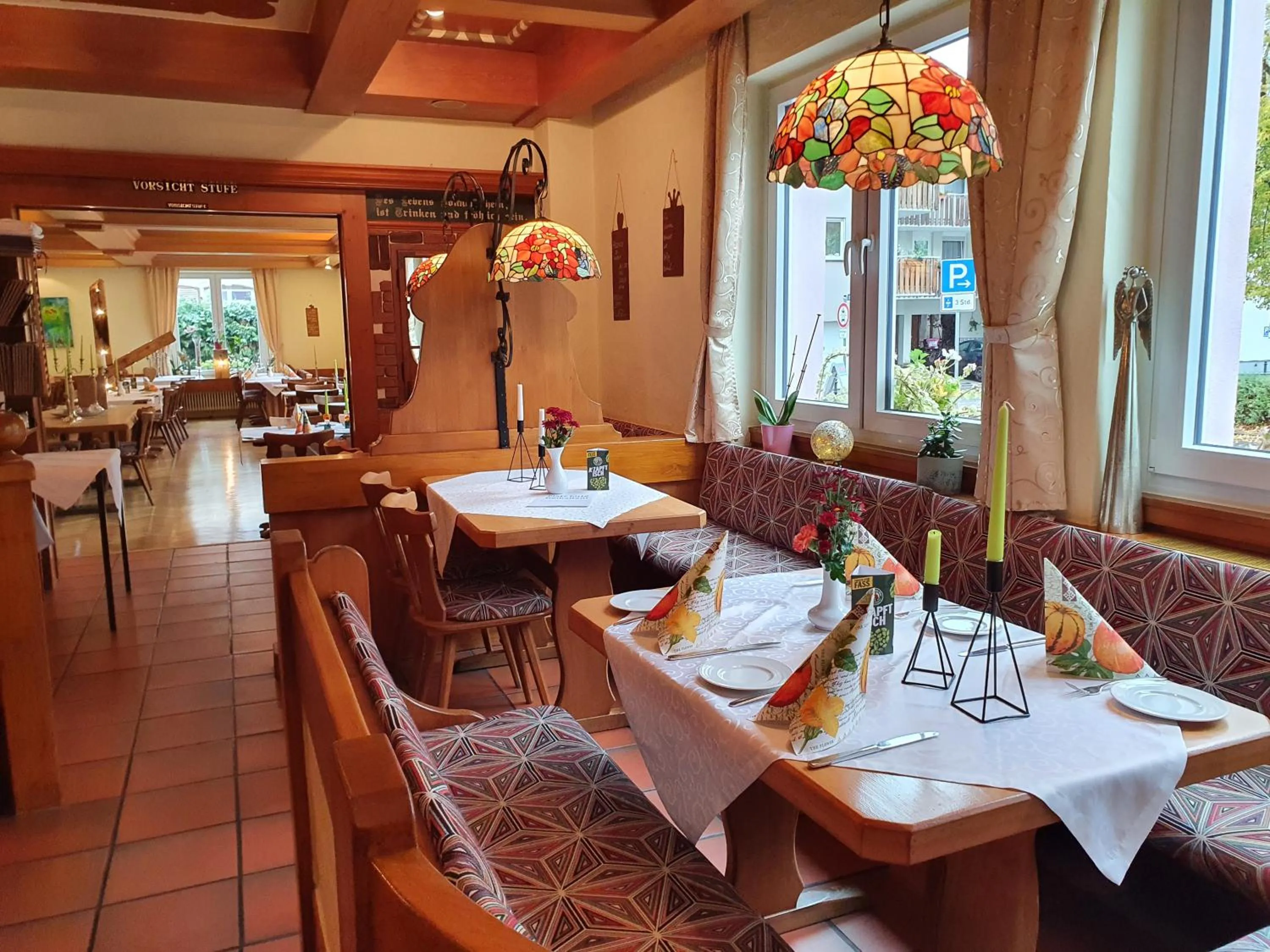 Restaurant/places to eat in Hotel Neuenburger Hof