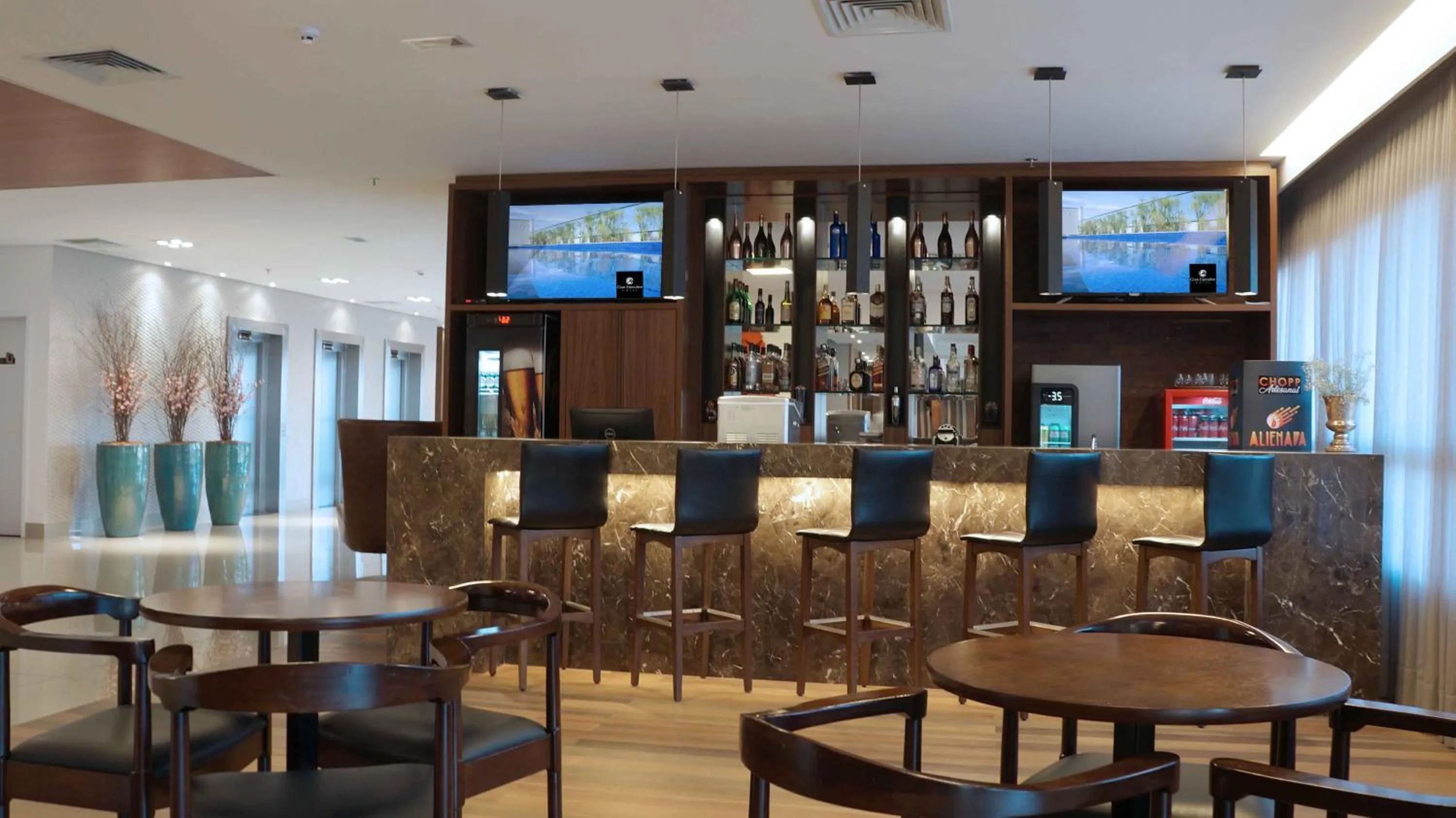 Restaurant/places to eat in Gran Executive Hotel