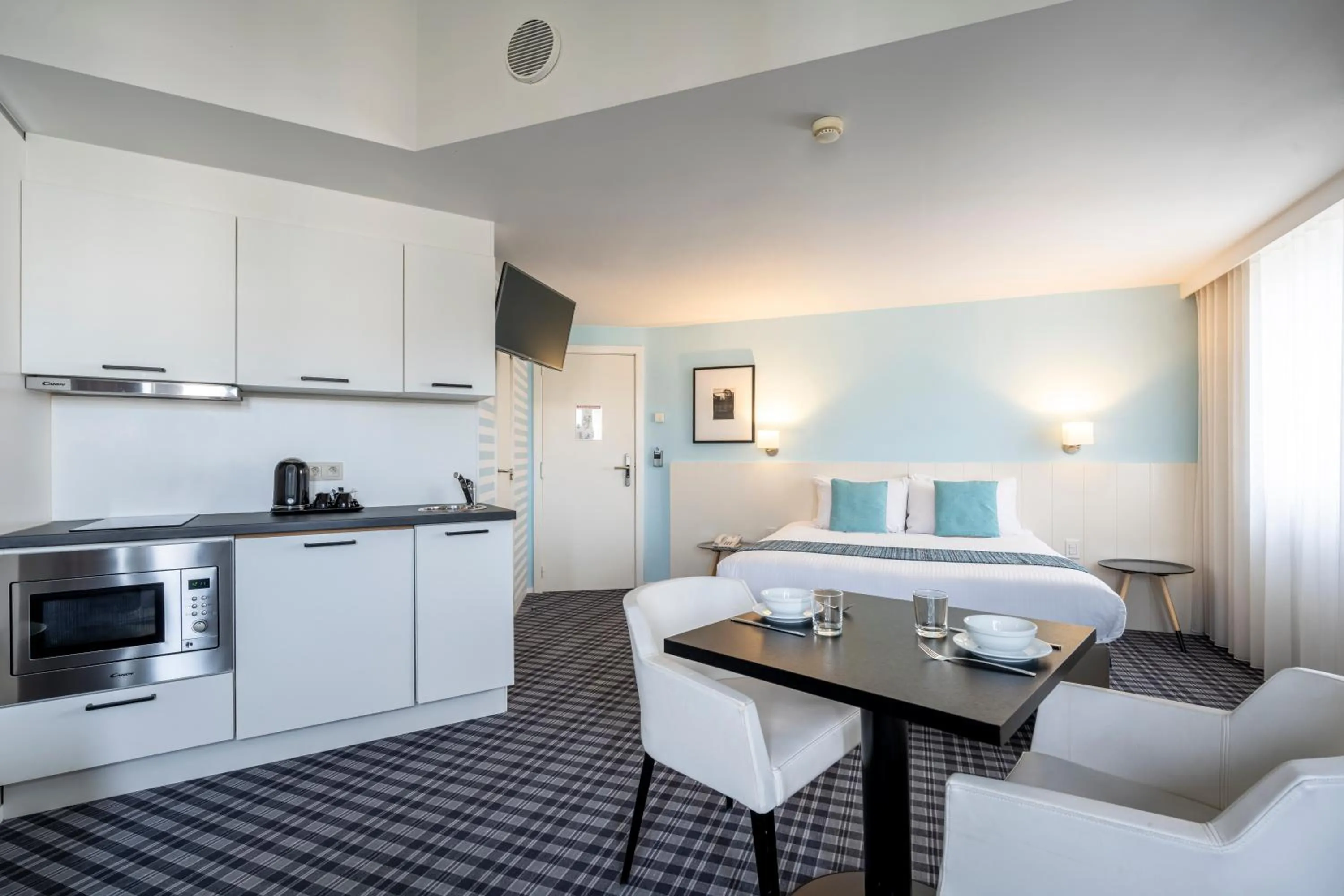 Kitchen or kitchenette, Bed in Leopold Hotel Ostend